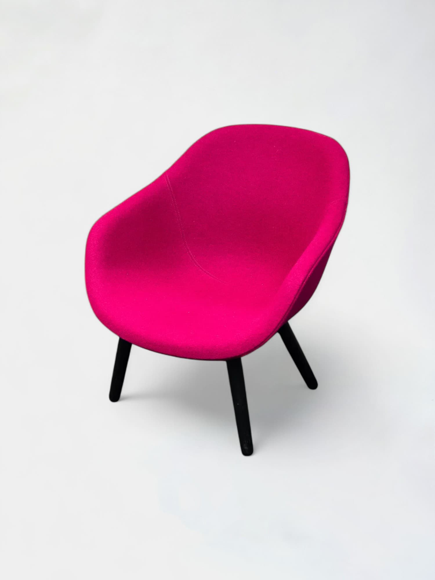 Fauteuil fuschia sur pieds en bois noir