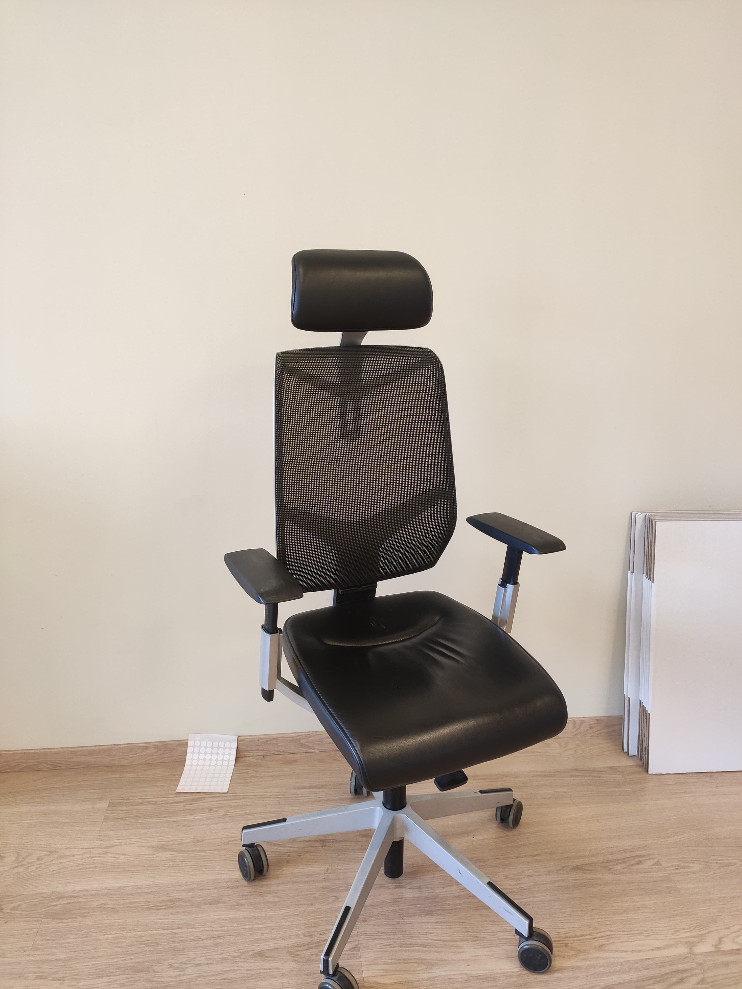 Giroflex black leather office chair high with meshed back