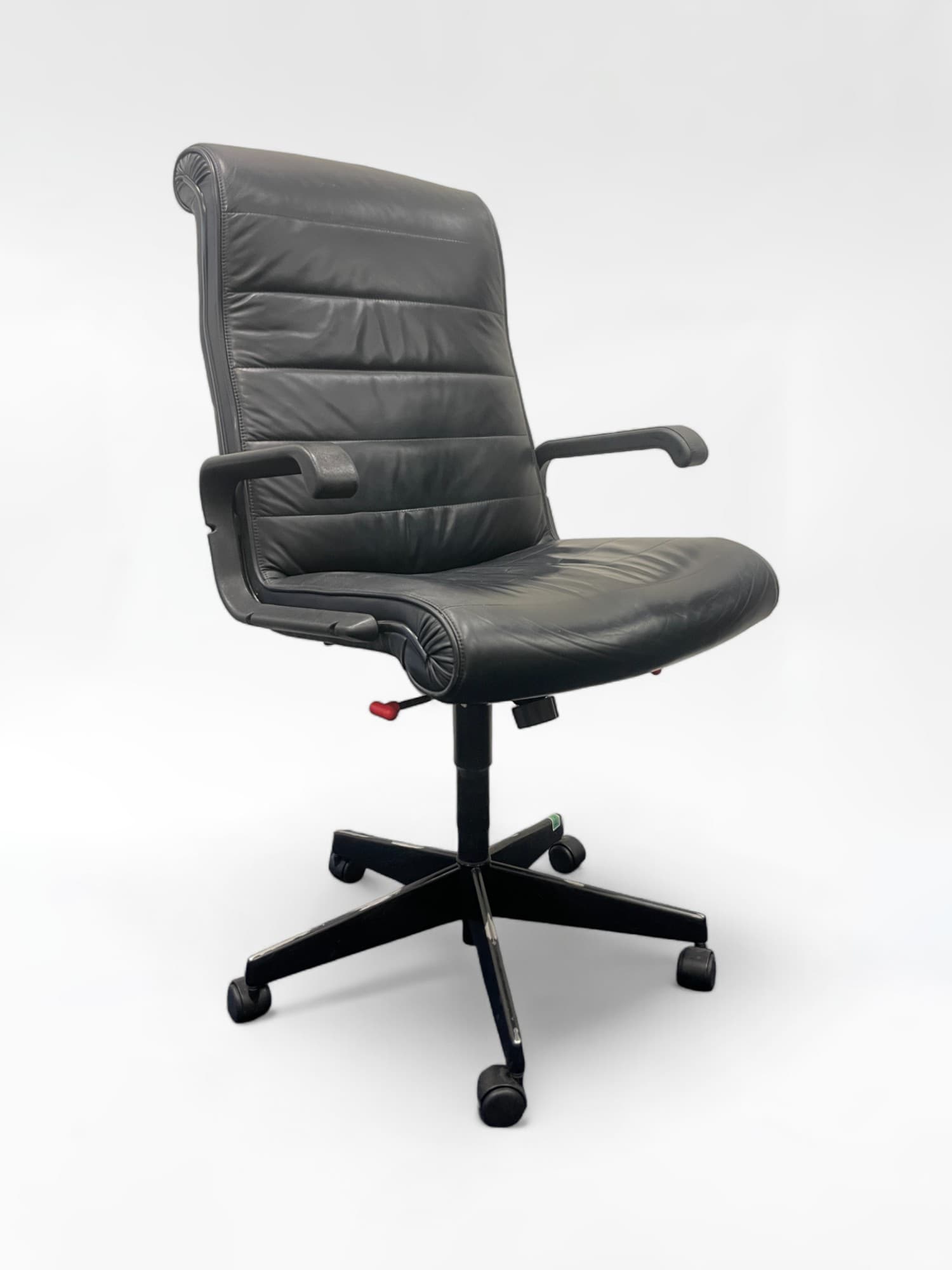 Black chairs - Knoll International de Richard Sapper, 1980