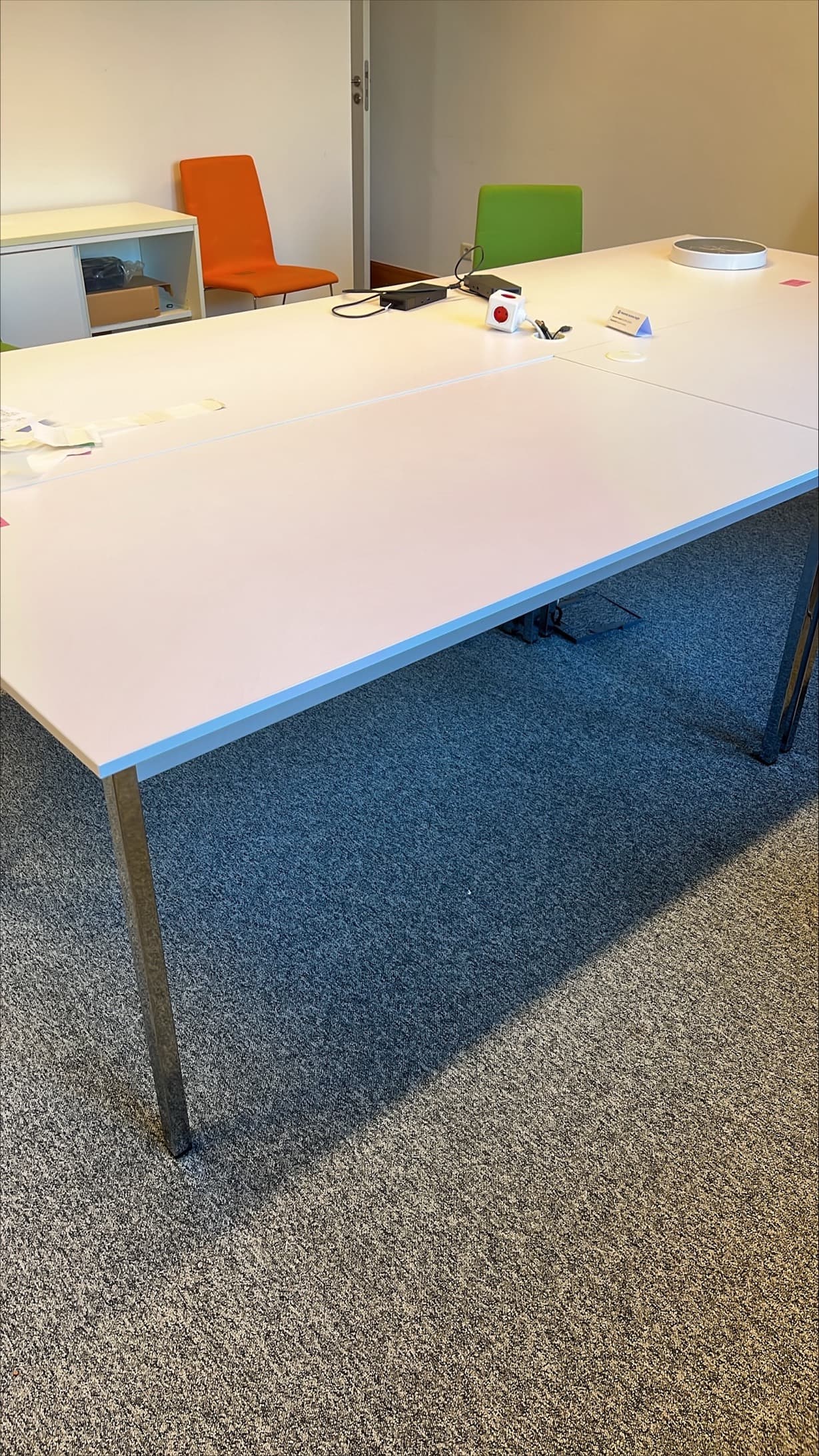 Table de 160 cm à plateau blanc avec pieds chromés et accès au plateau
