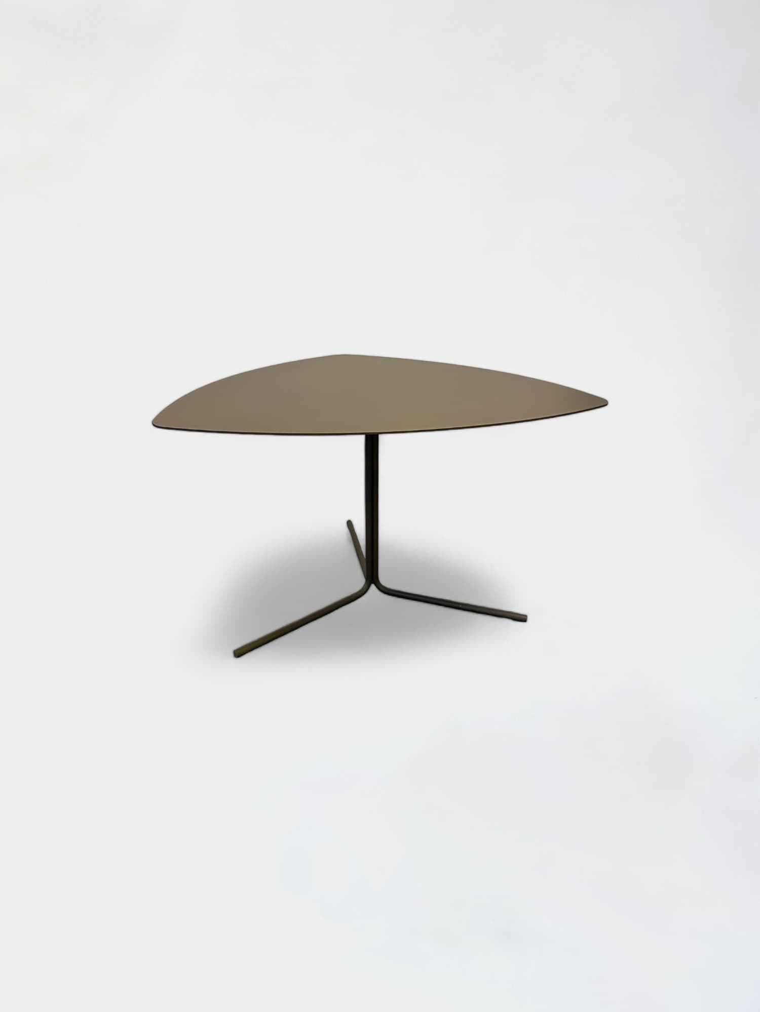 Table de bureau contemporaine en stratifié brun anthracite avec plateau triangulaire et base en métal