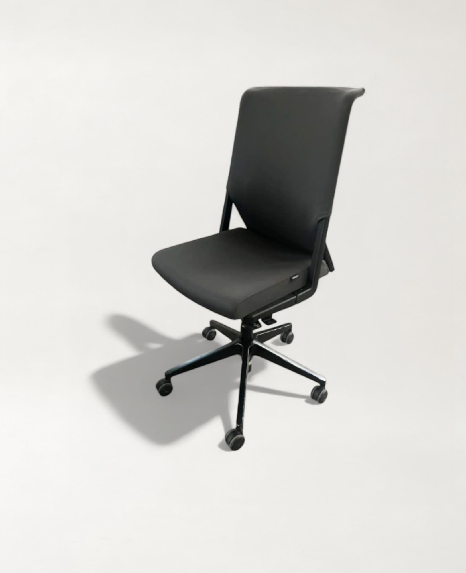 Haworth Comforto 59 dark grey with stripe seating without armrests