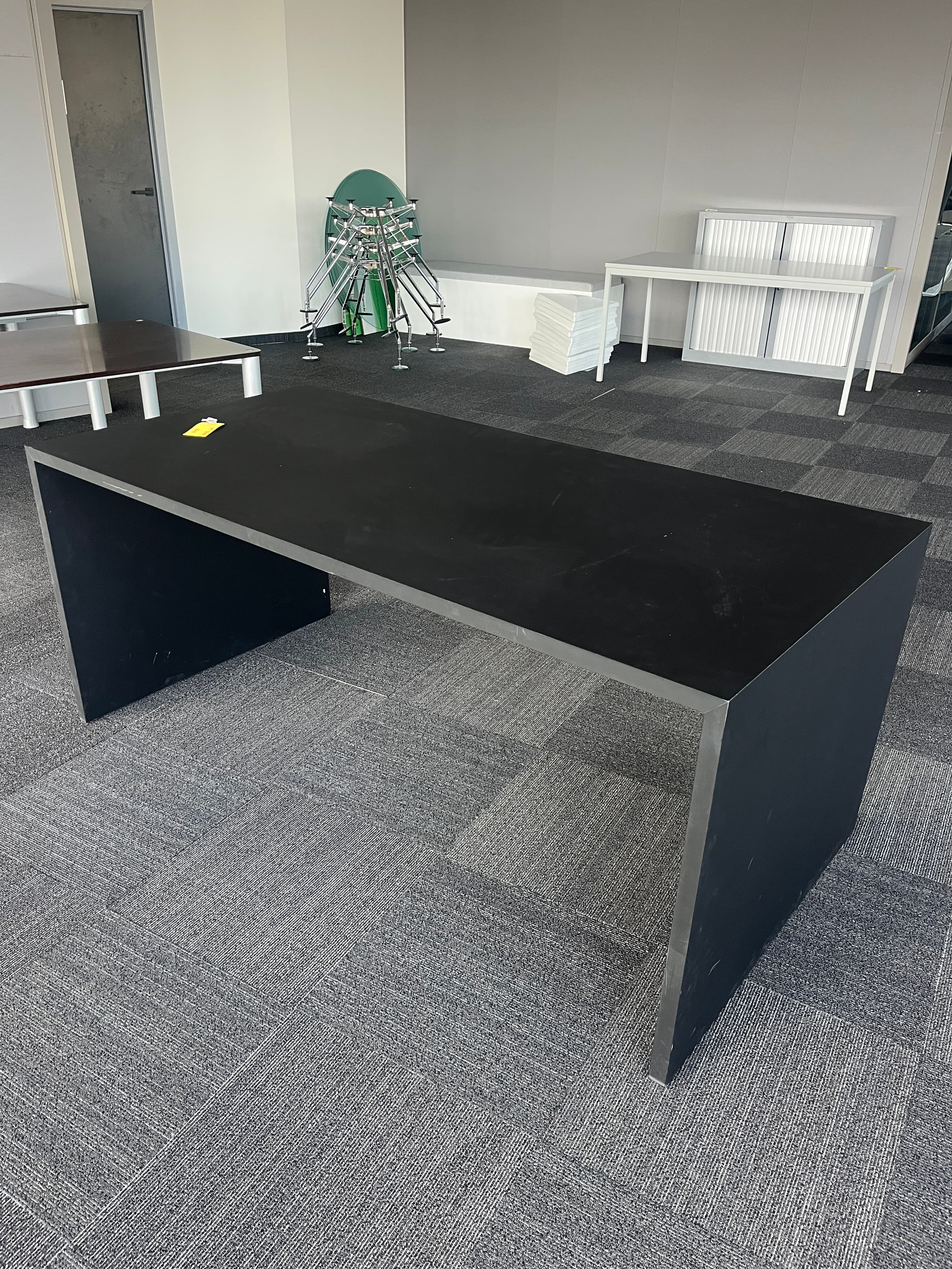 Table en bois noir mat de forme rectangulaire sans accès au plateau