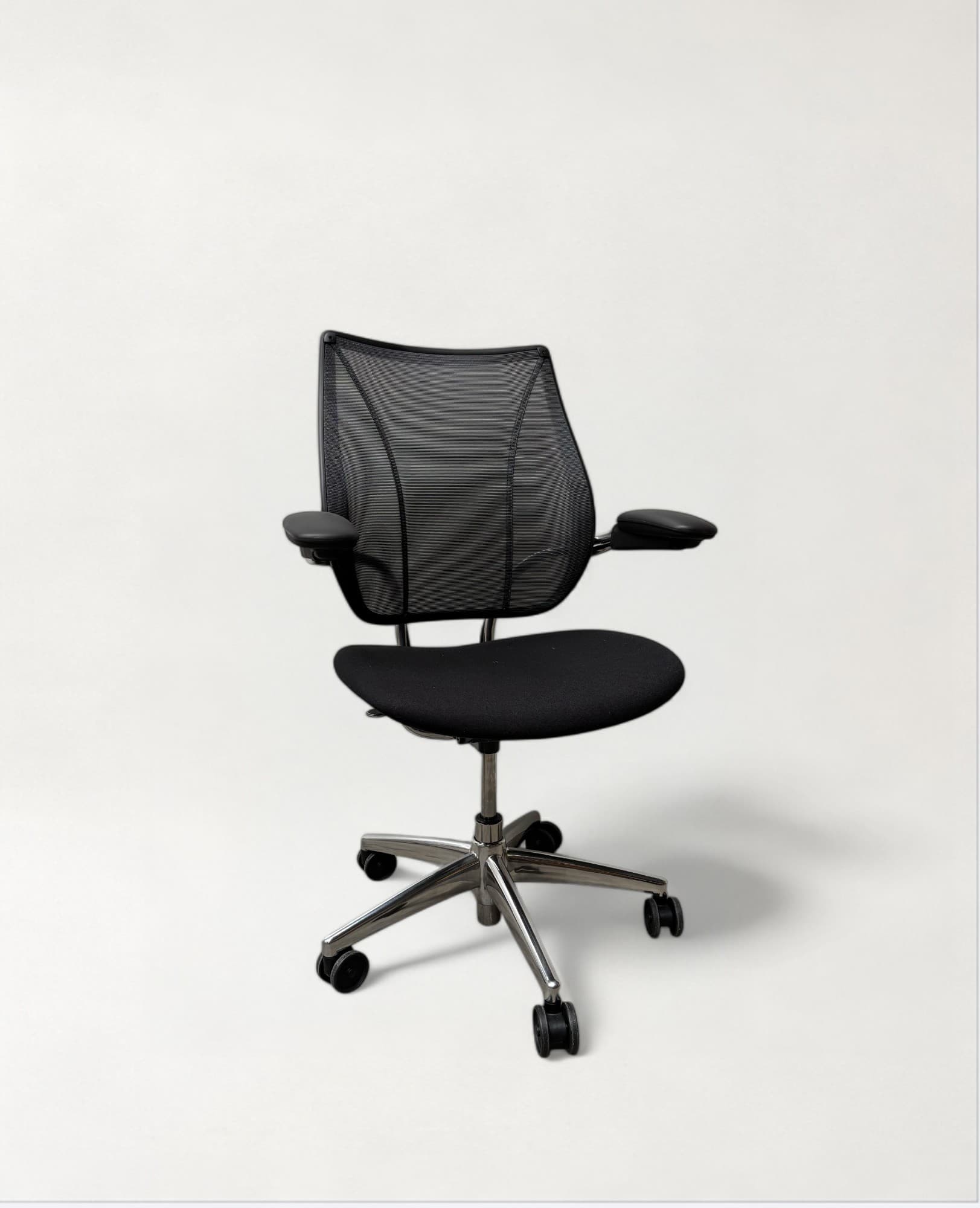 Humanscale Office Chair Liberty with damage on the armrest