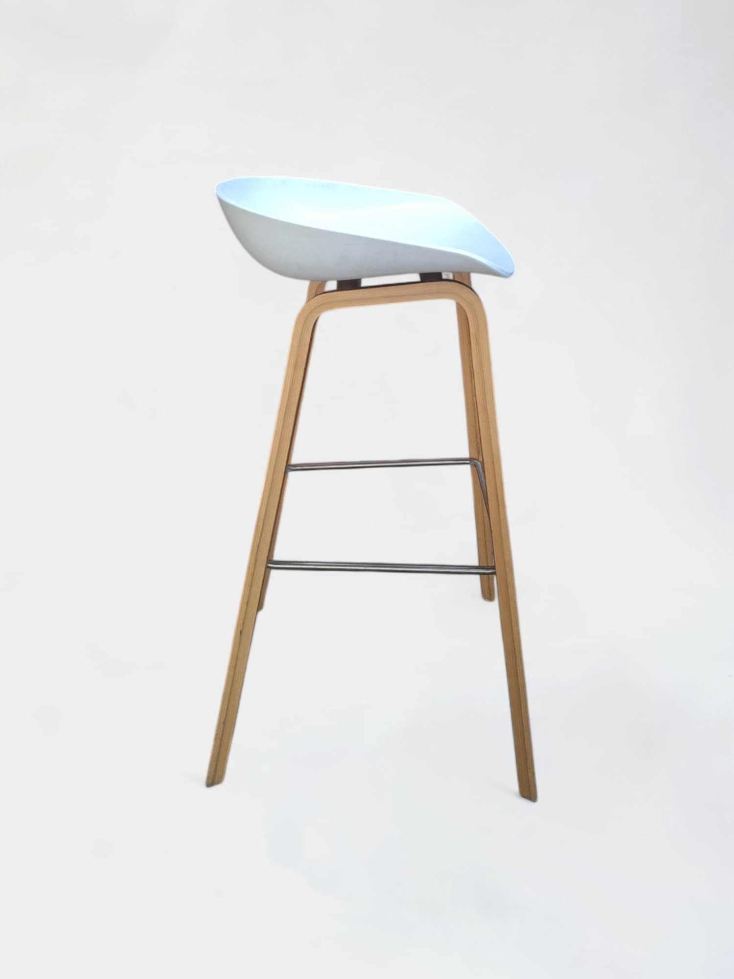 Tabouret haut blanc Hay avec pieds en bois