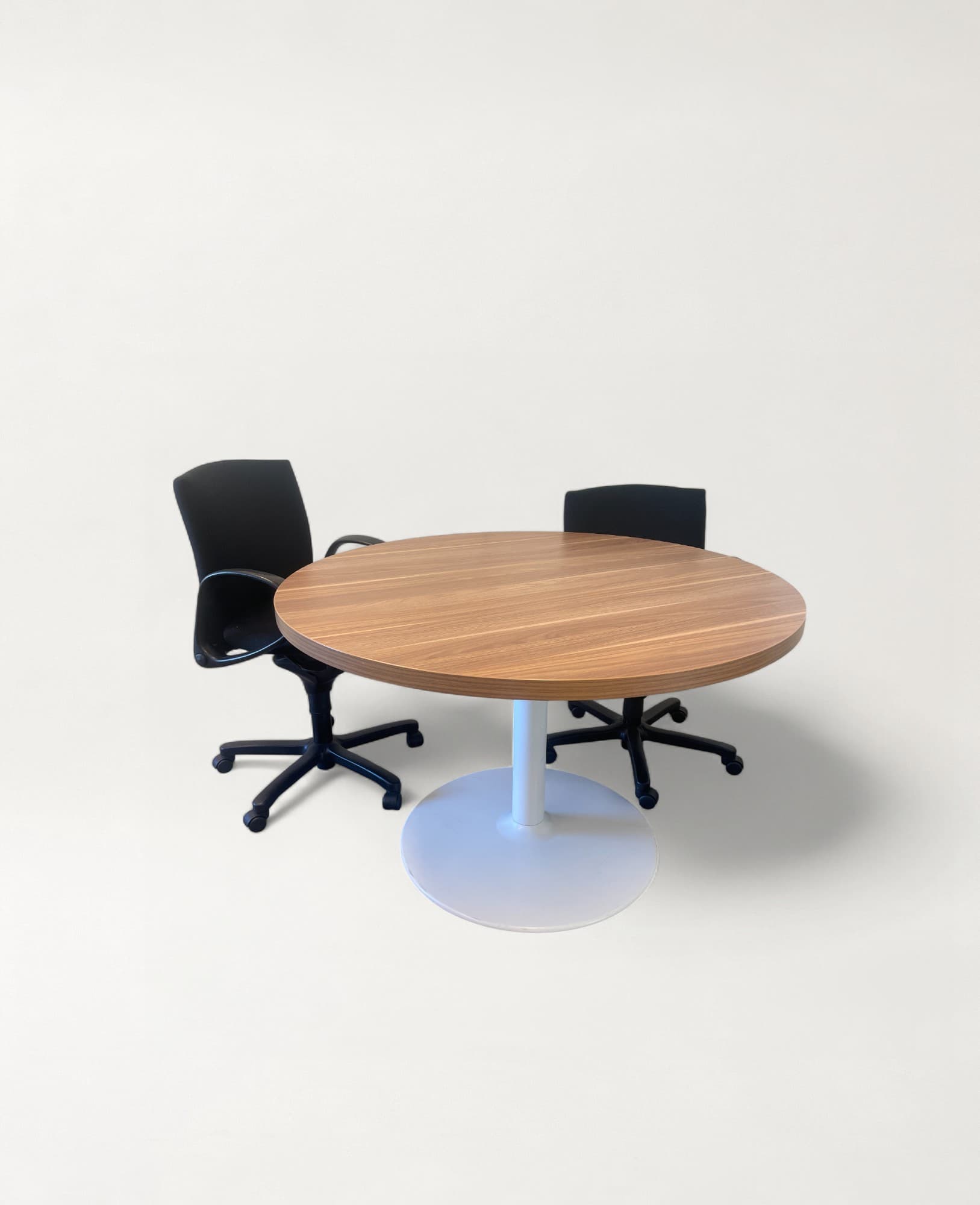 Table ronde en bois brun avec base en métal blanc
