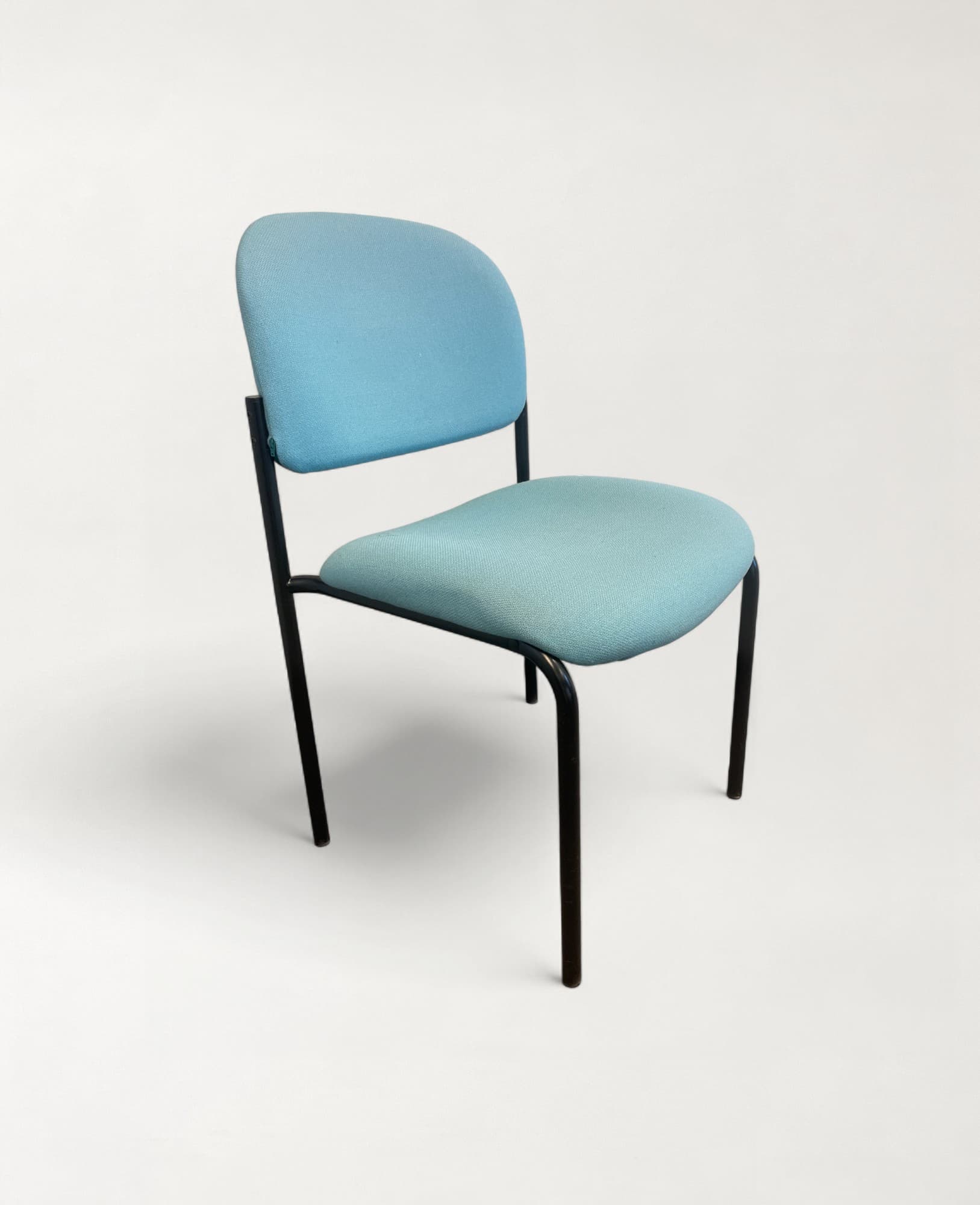 Chaise en tissu sarcelle avec cadre en métal noir