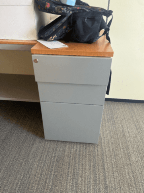 Avec bloc-tiroirs gris à clé et plateau en bois