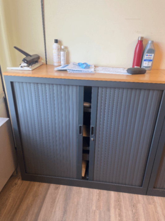 Sans clé armoire noire et gris foncé avec plan en bois