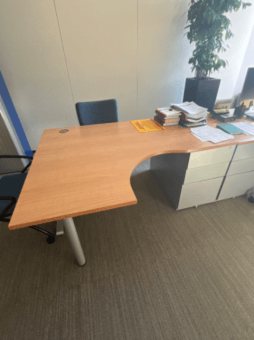Bureau en L simple avec bloc-tiroirs