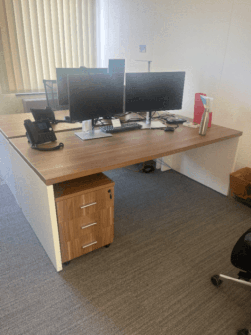 Bureau en bois foncé avec structure blanche