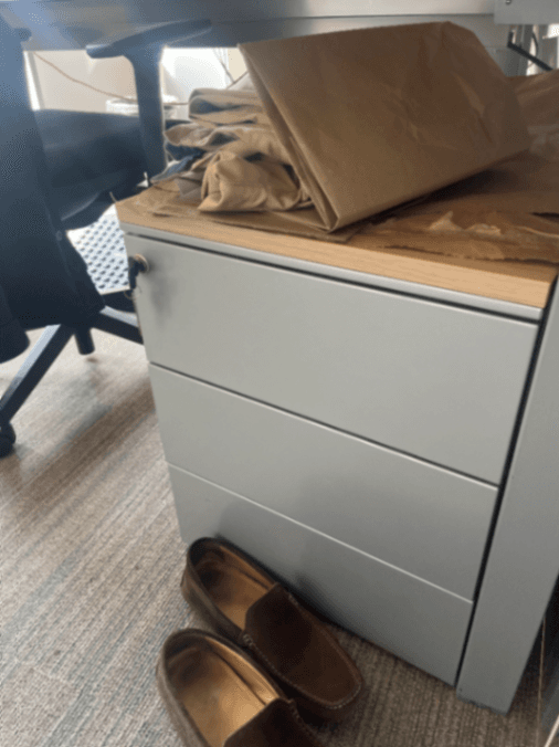 Avec bloc-tiroirs gris à clé et plateau en bois