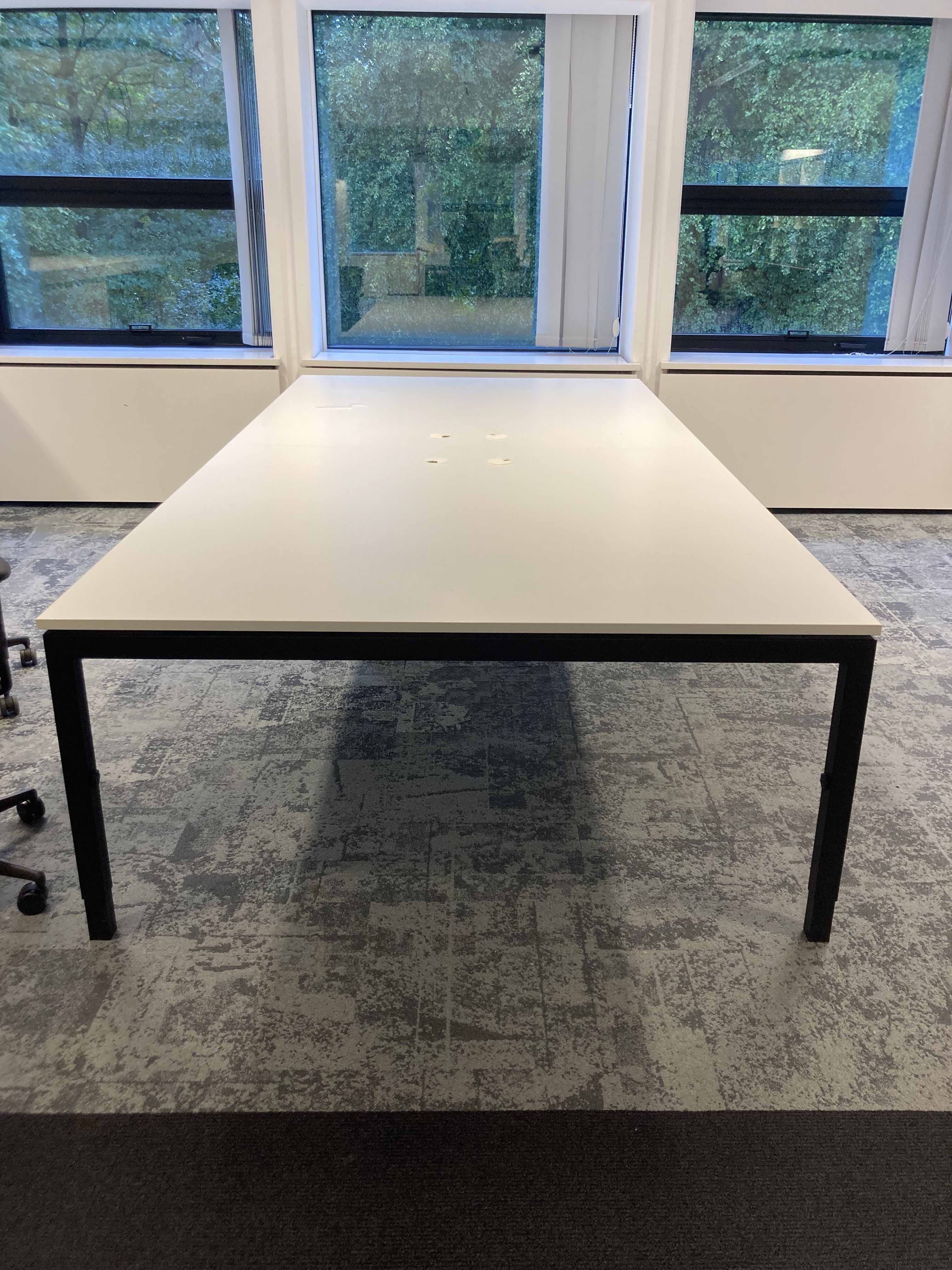 BENE 320x160cm Table de bureau 4 personnes blanche sur pieds noirs avec accès au plateau