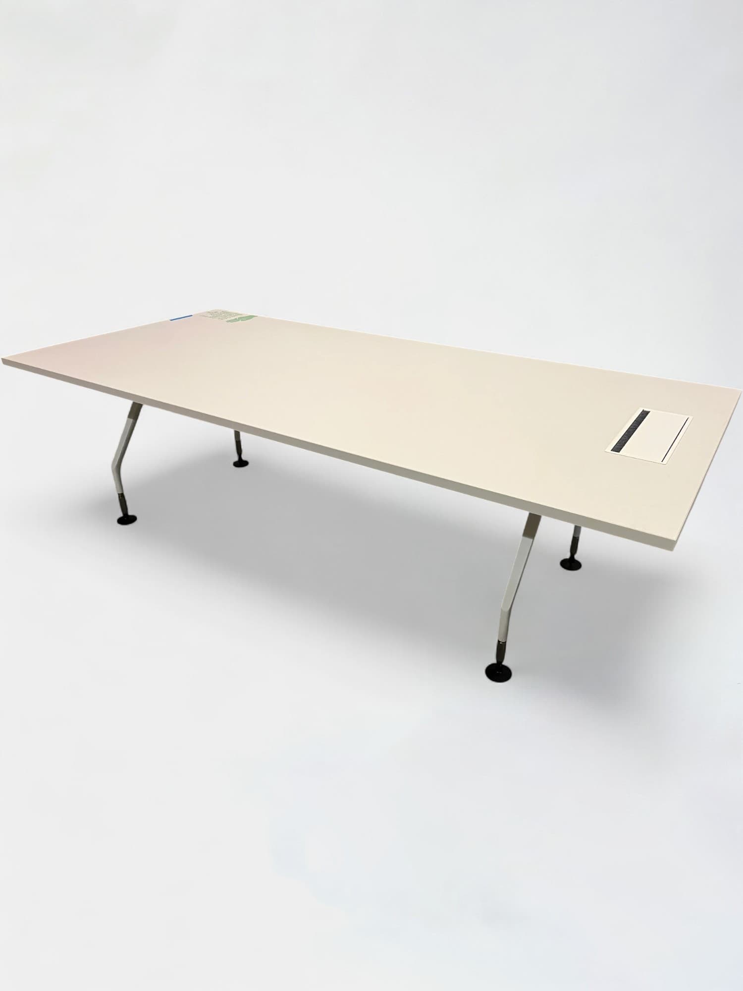 Table de réunion blanche Vitra avec un accès au plateau