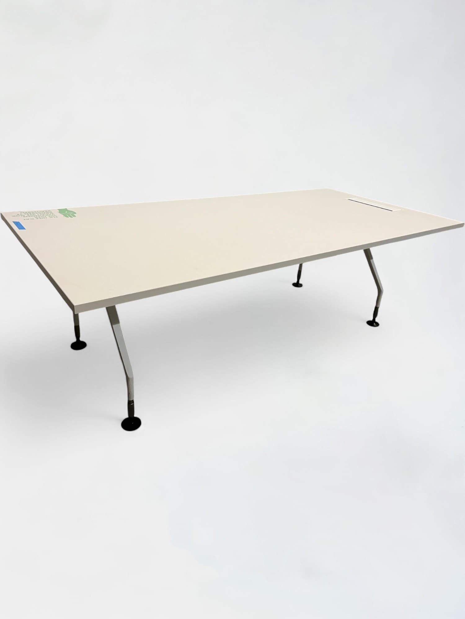 Table de réunion blanche Vitra avec un accès au plateau