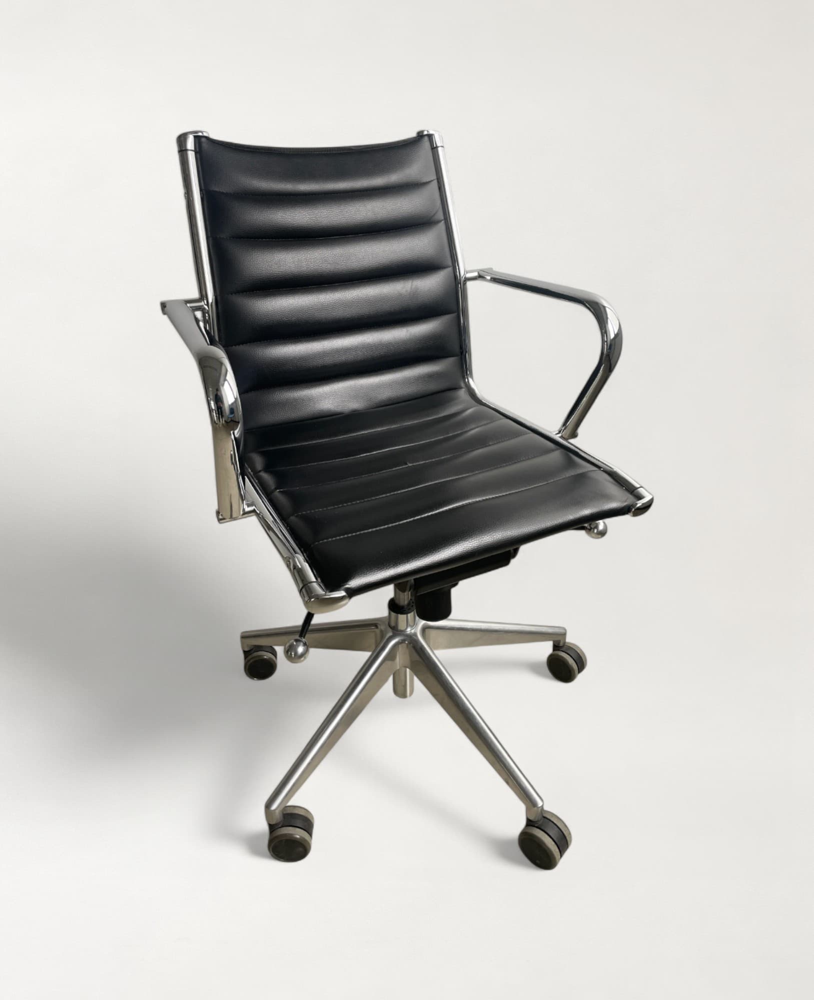 Sitland black leather office chair on wheels with damage