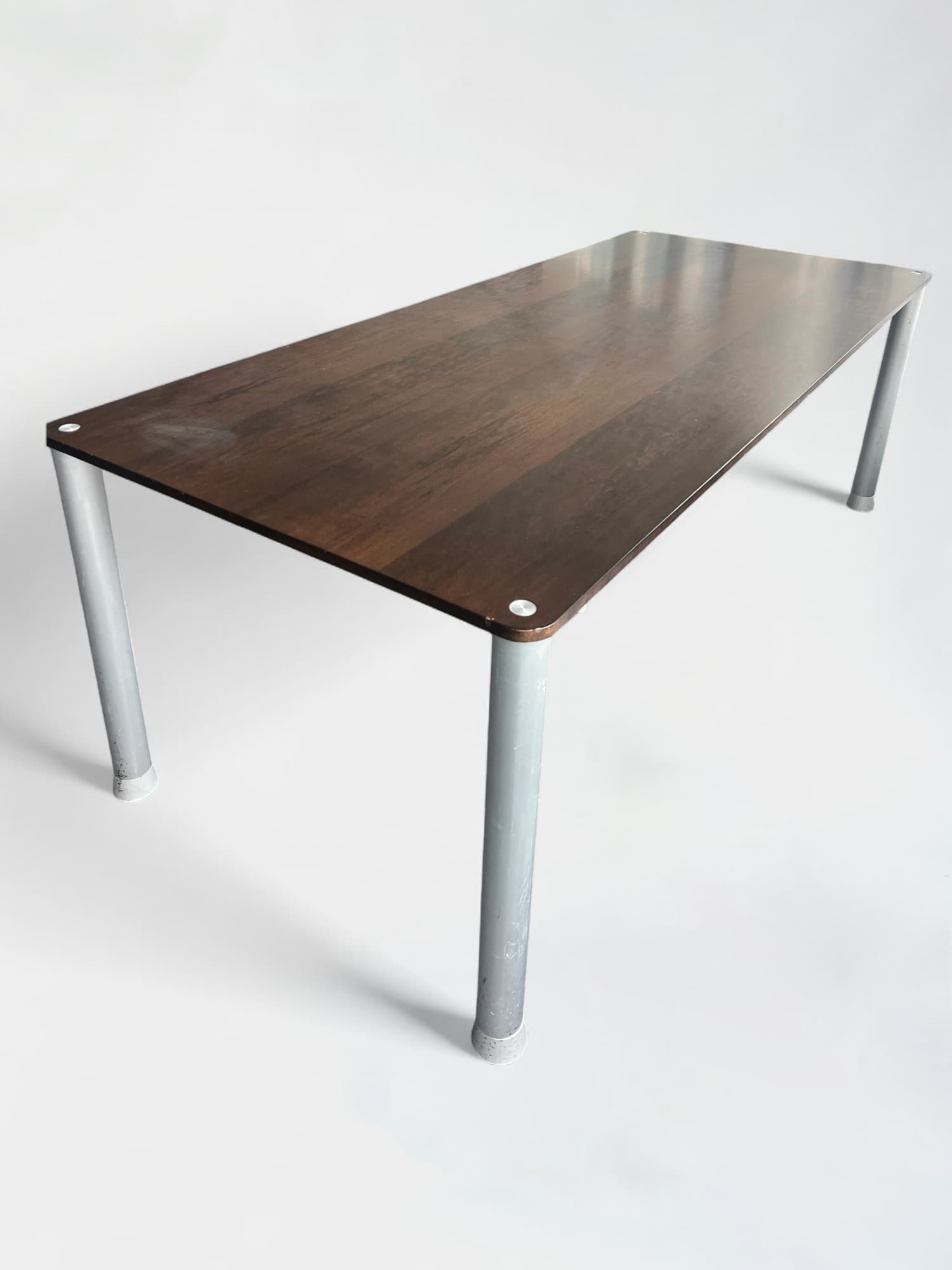 Table en bois brun foncé avec pieds en métal avec signes d'utilisation