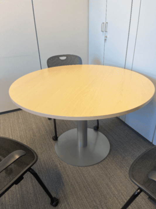 Table ronde en stratifié avec pied gris