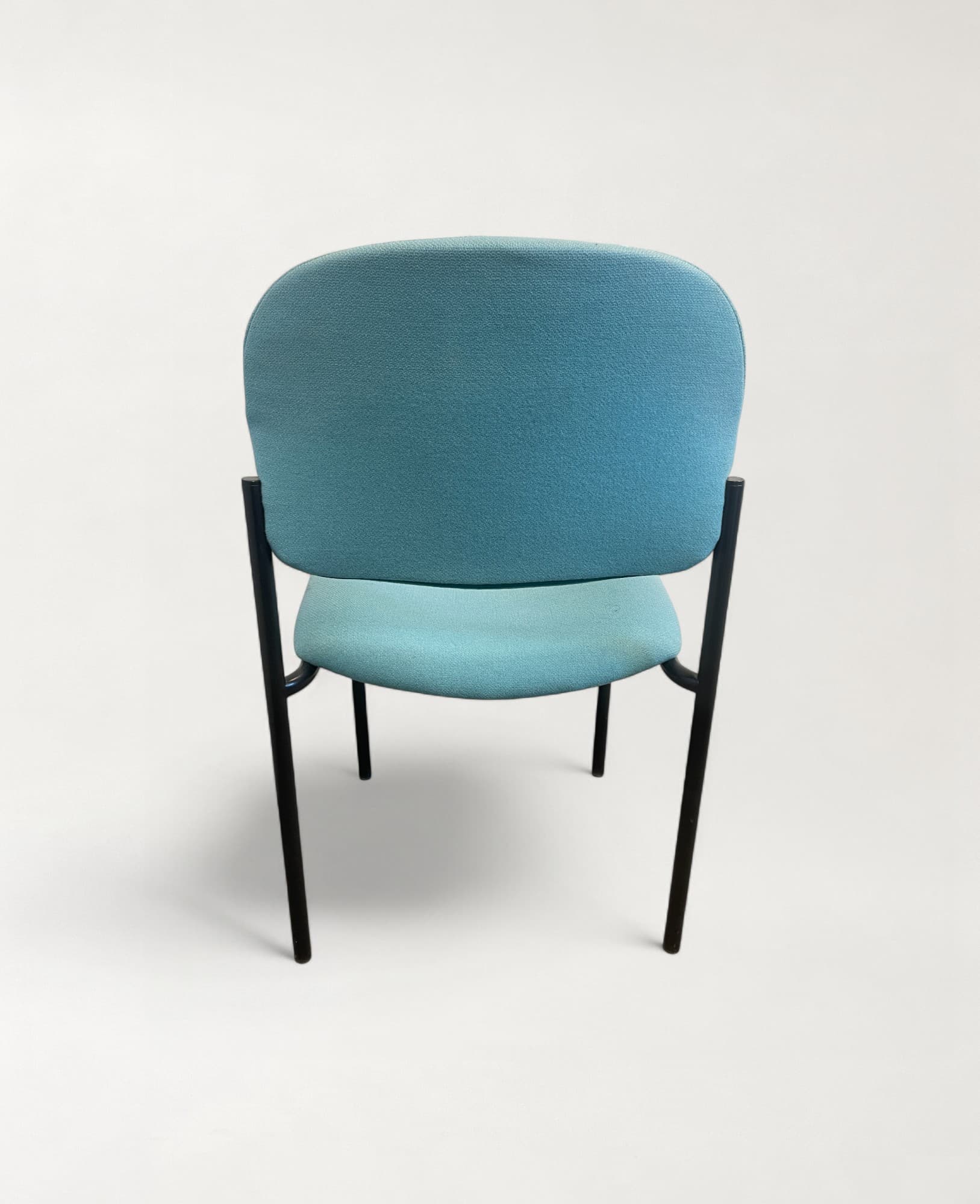 Chaise en tissu sarcelle avec cadre en métal noir