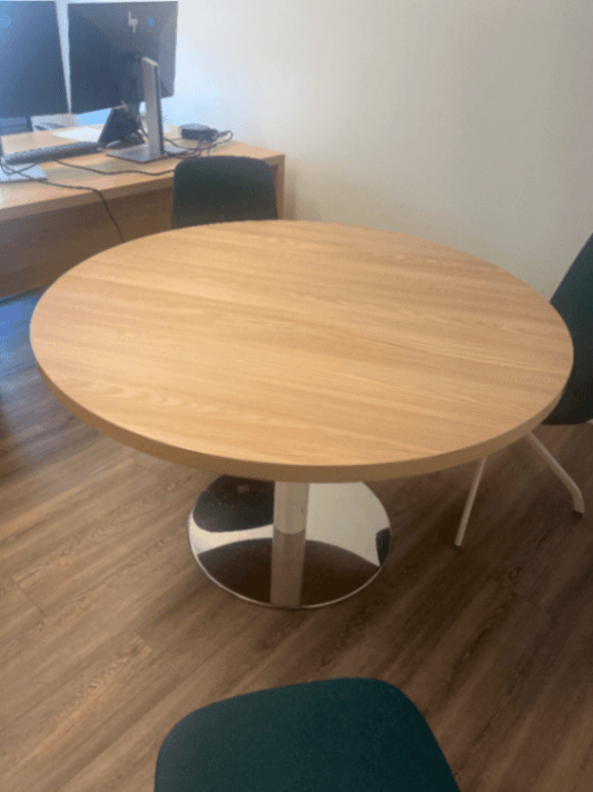 Table ronde en bois avec base en miroir