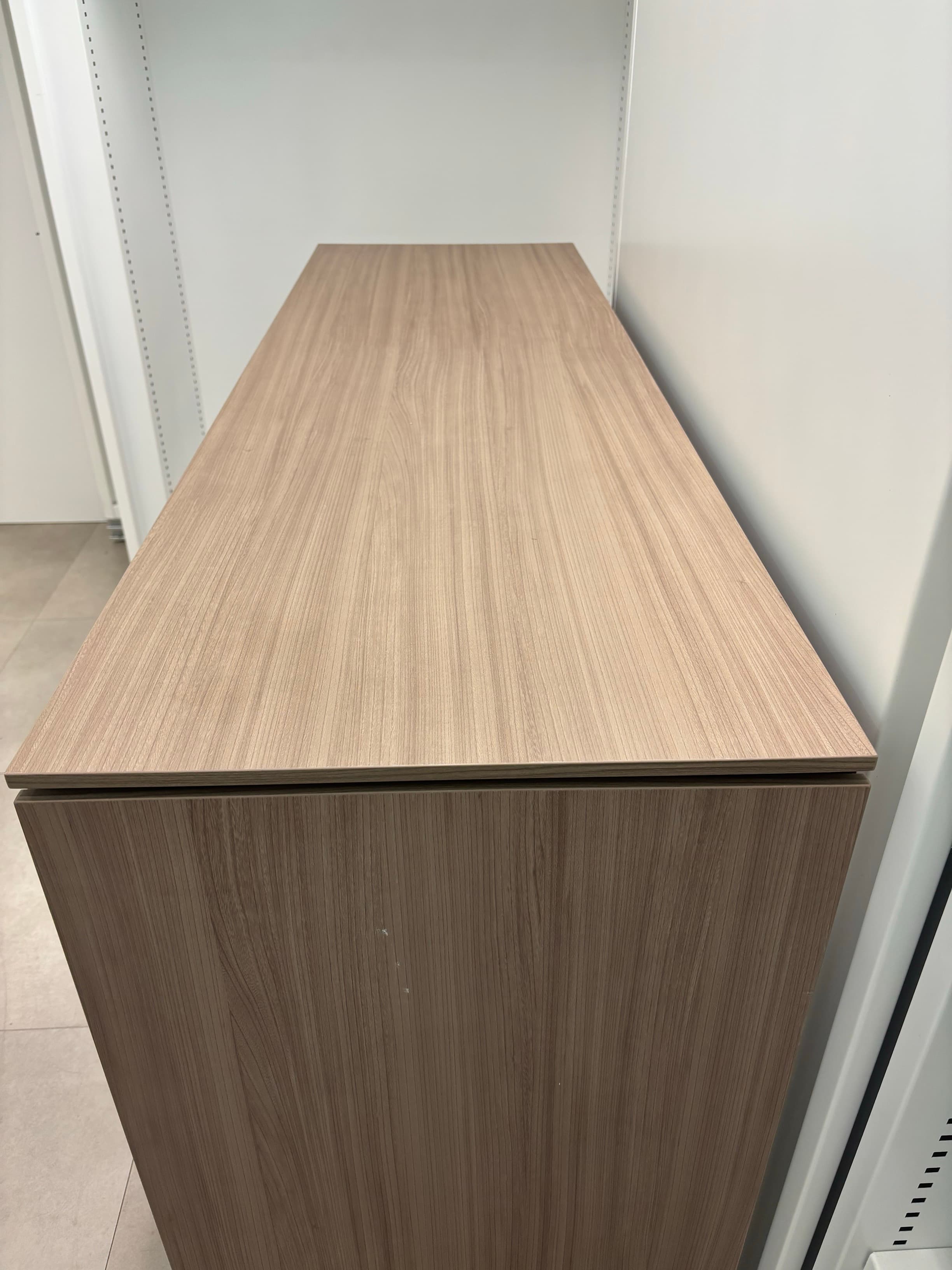 4 deuren Houtopslag met sleutels en kleine koelkast