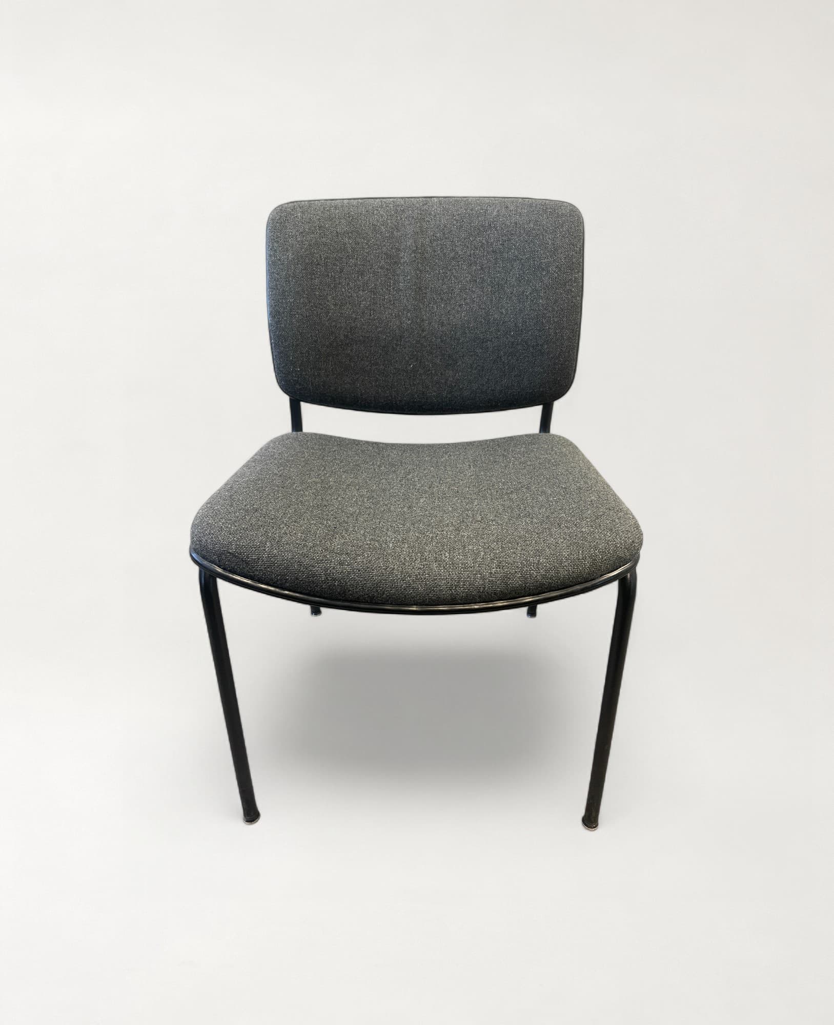 Stoel in grijze stof met metalen poten