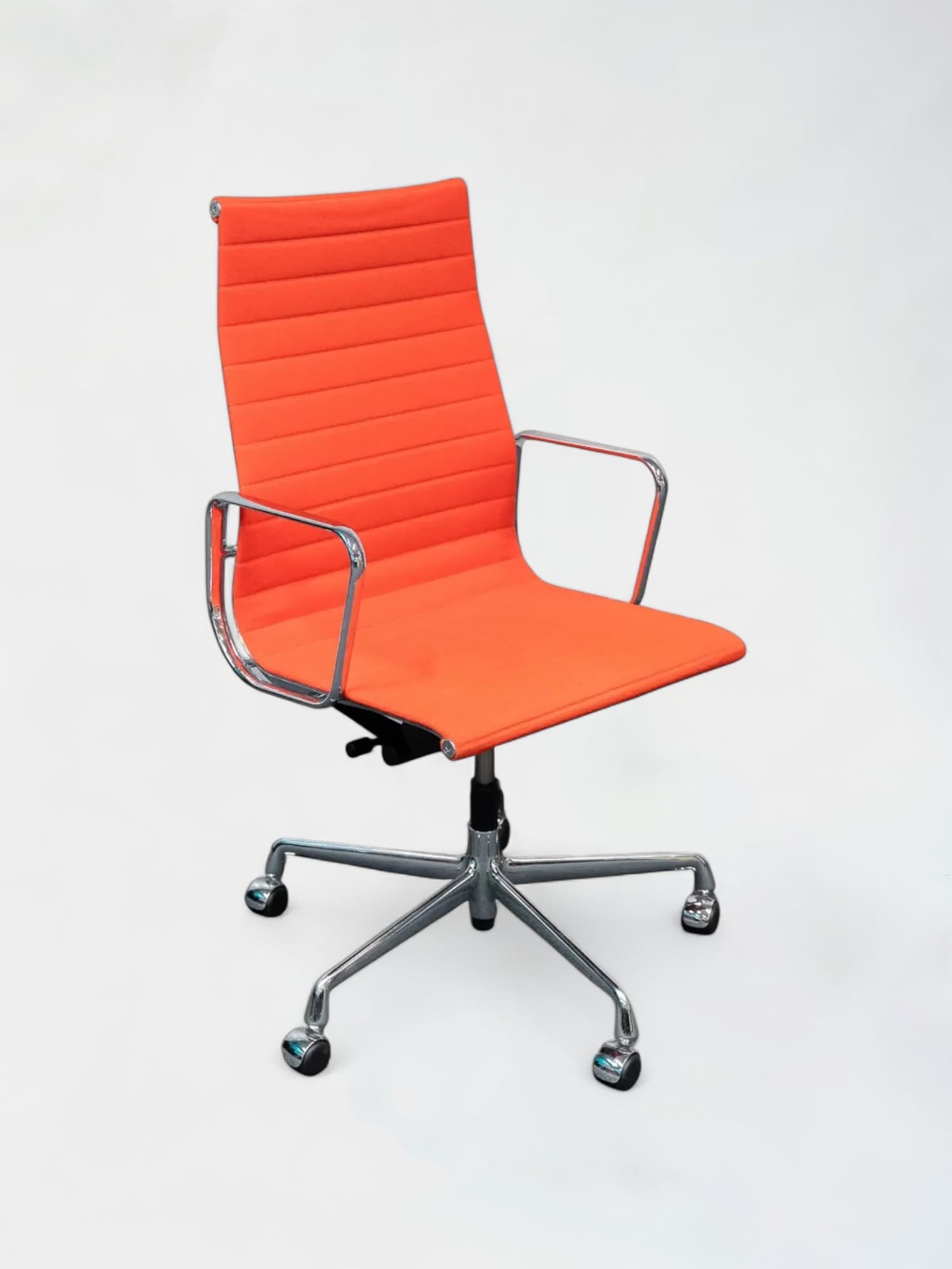 Vitra EA 119 chaise orange sur roulettes