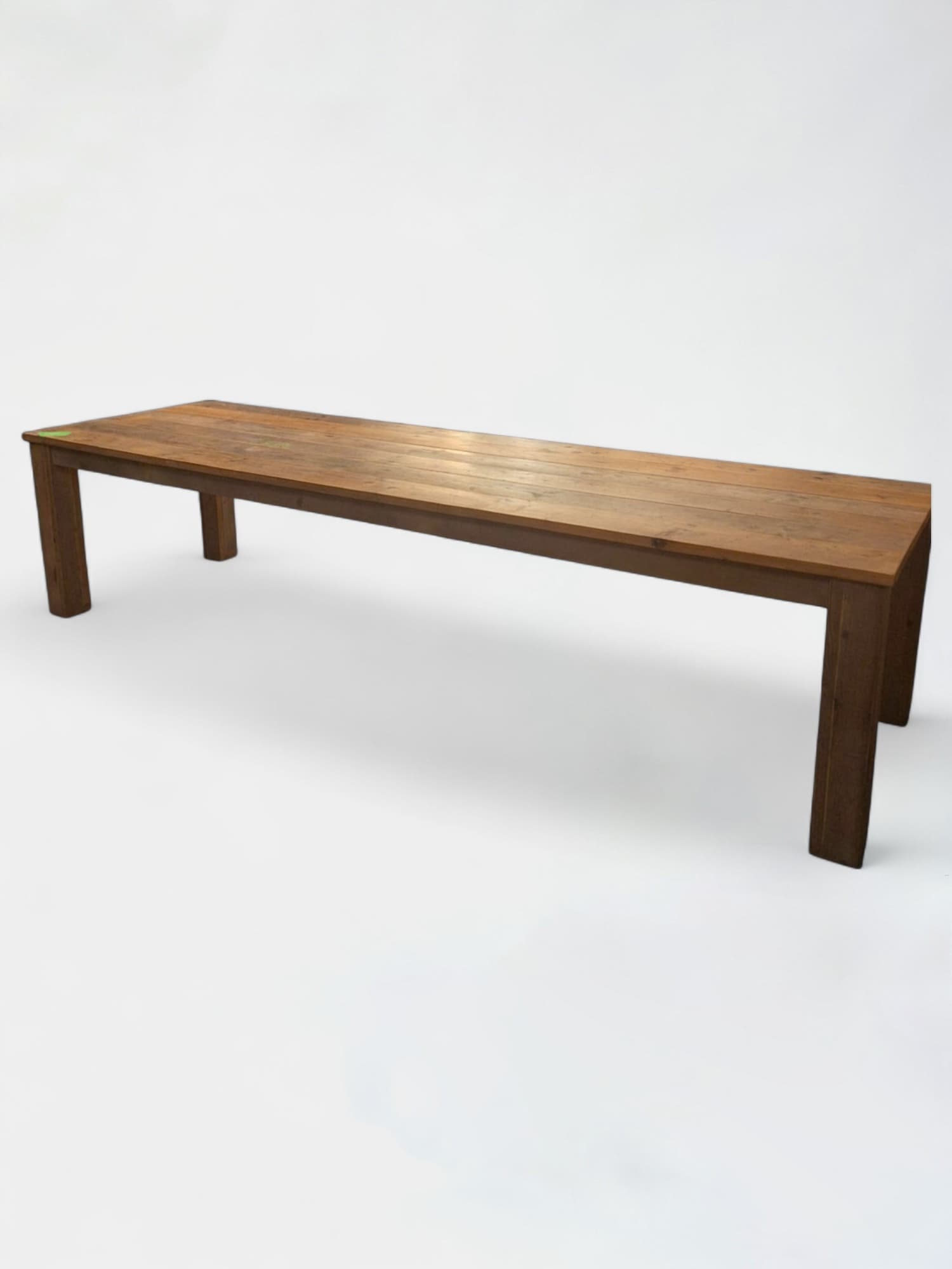Eettafel van natuurlijk hout met rustieke afwerking