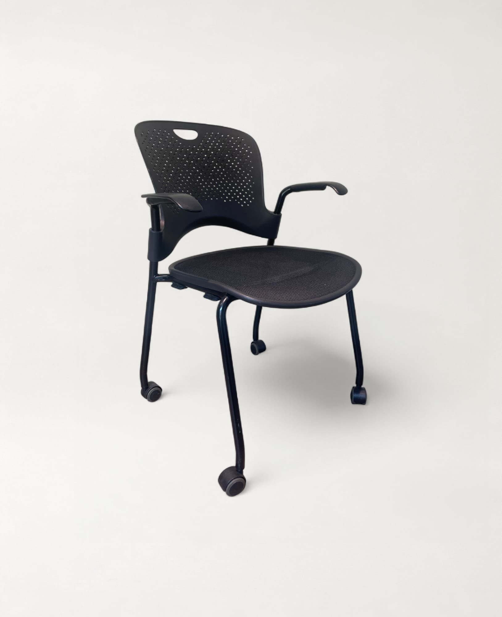 Herman Miller Zwarte Mesh Bureaustoel met Wielen en Armleuningen