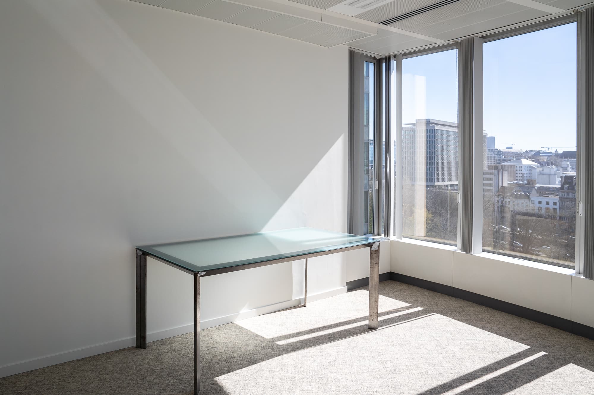 ODILE DECQ Glazen bureau met metalen poten