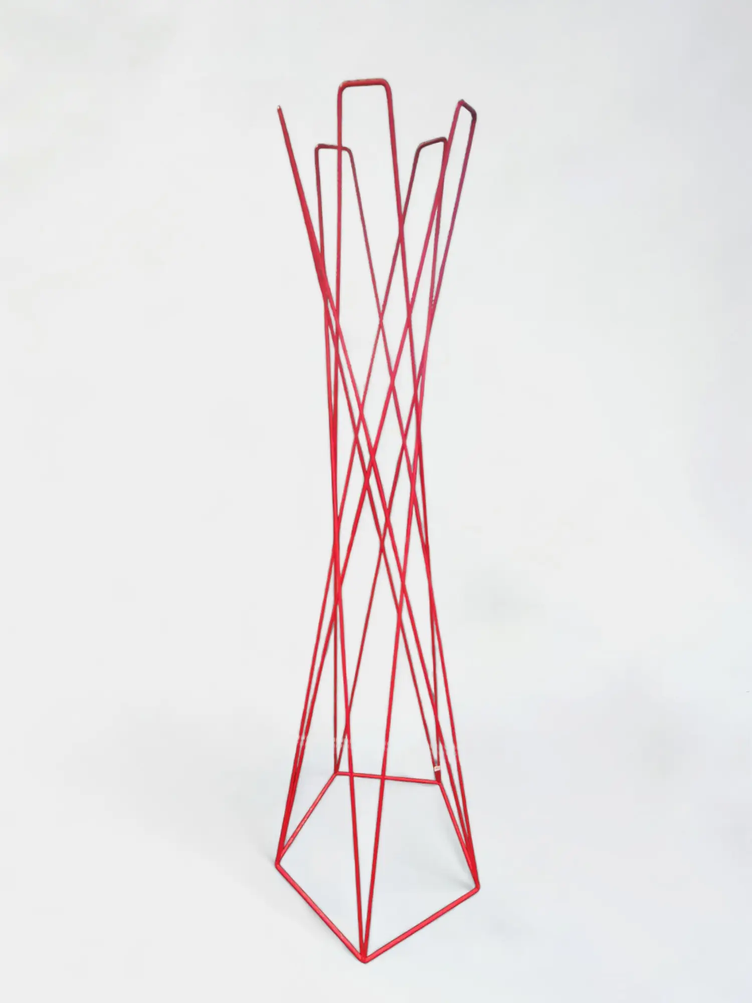 Rode metalen kapstok met geometrisch ontwerp