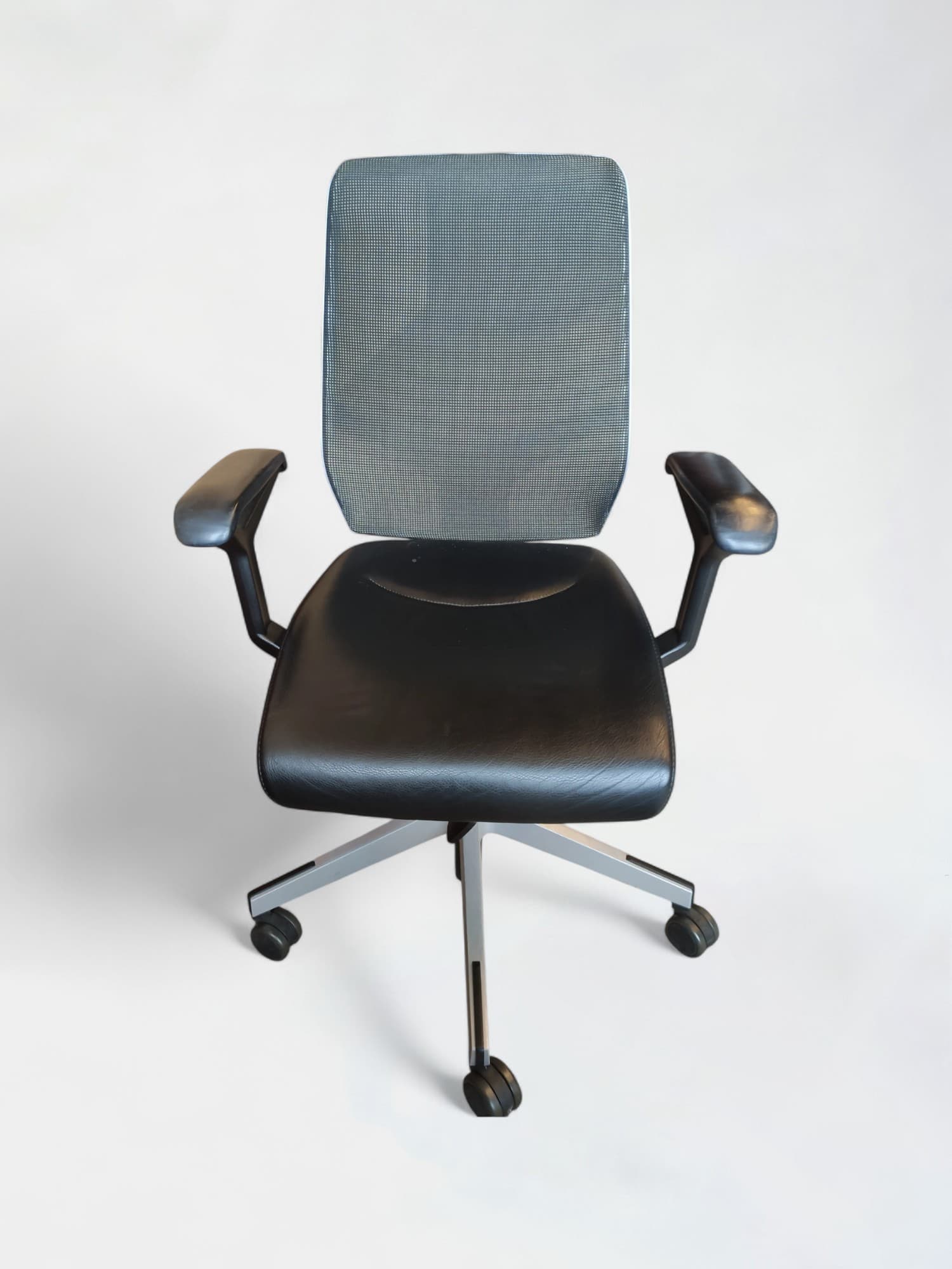 Giroflex dossier en maille grise avec assise en cuir noir chaise de bureau avec structure en plastique gris