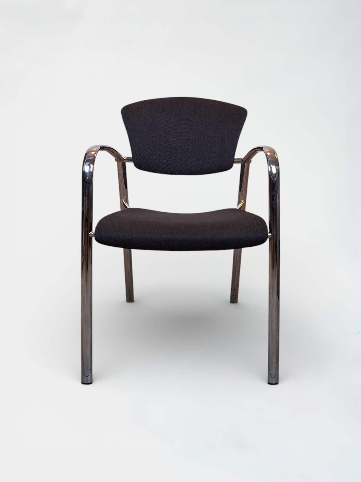 Zwarte en aluminium designstoel – Brayton International Collection Inspired