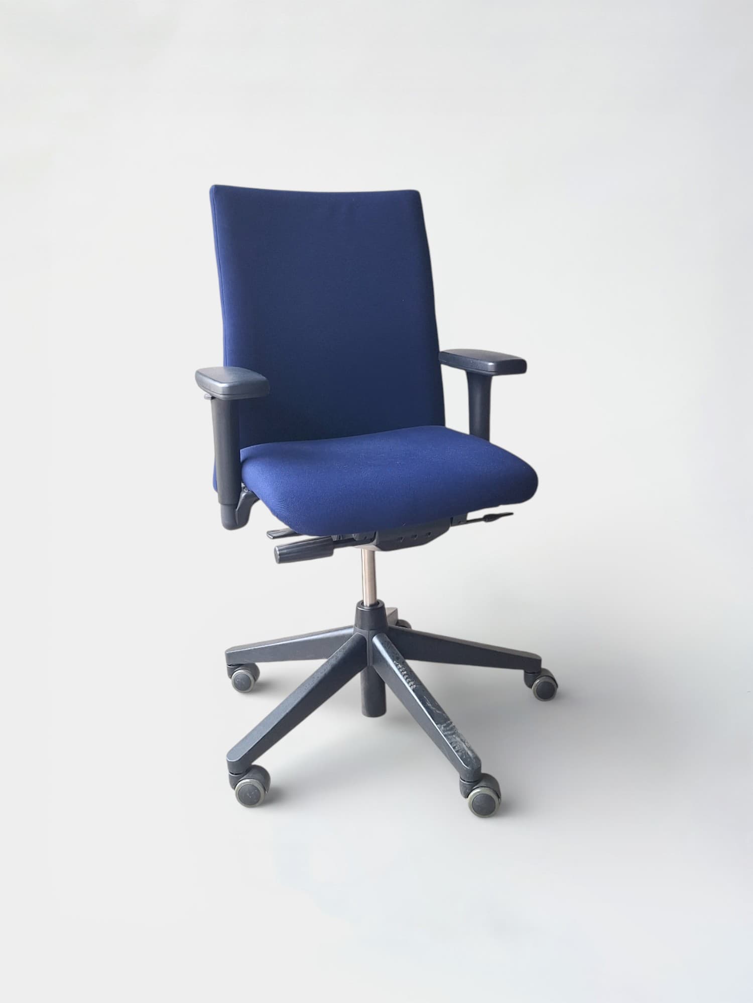 HAWORTH Comforto ergonomische Marine blauwe bureaustoelen op zwarte wielen