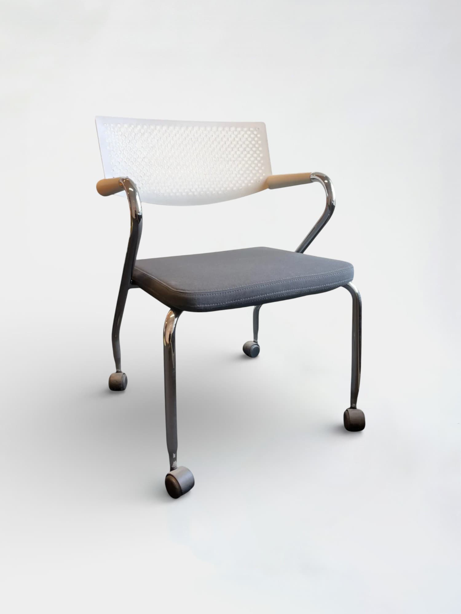 Vitra Visaroll Grey meeting chair with white back