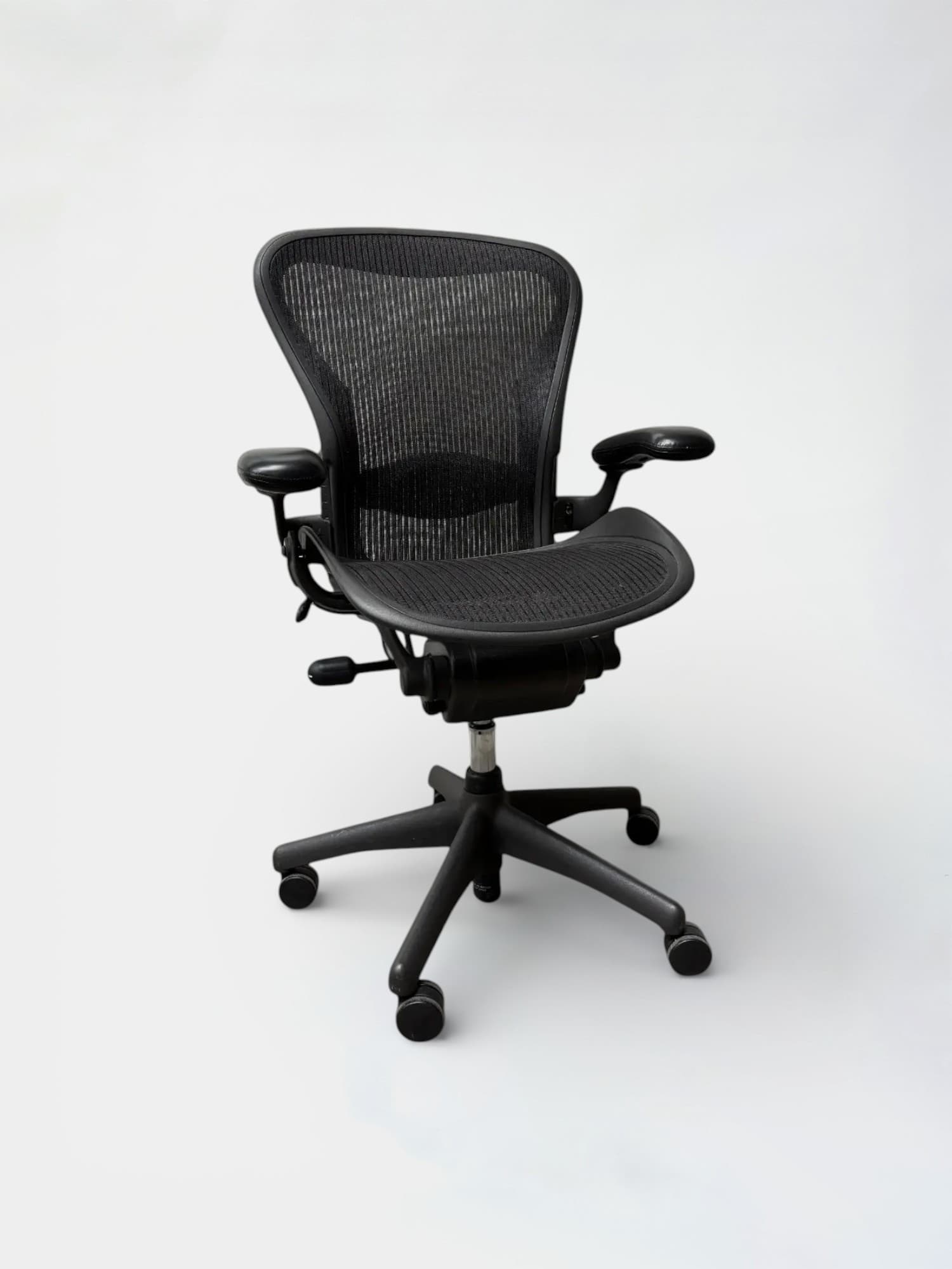 Herman Miller Aeron zwarte Mesh bureaustoel maat B met verstelbare armleuningen
