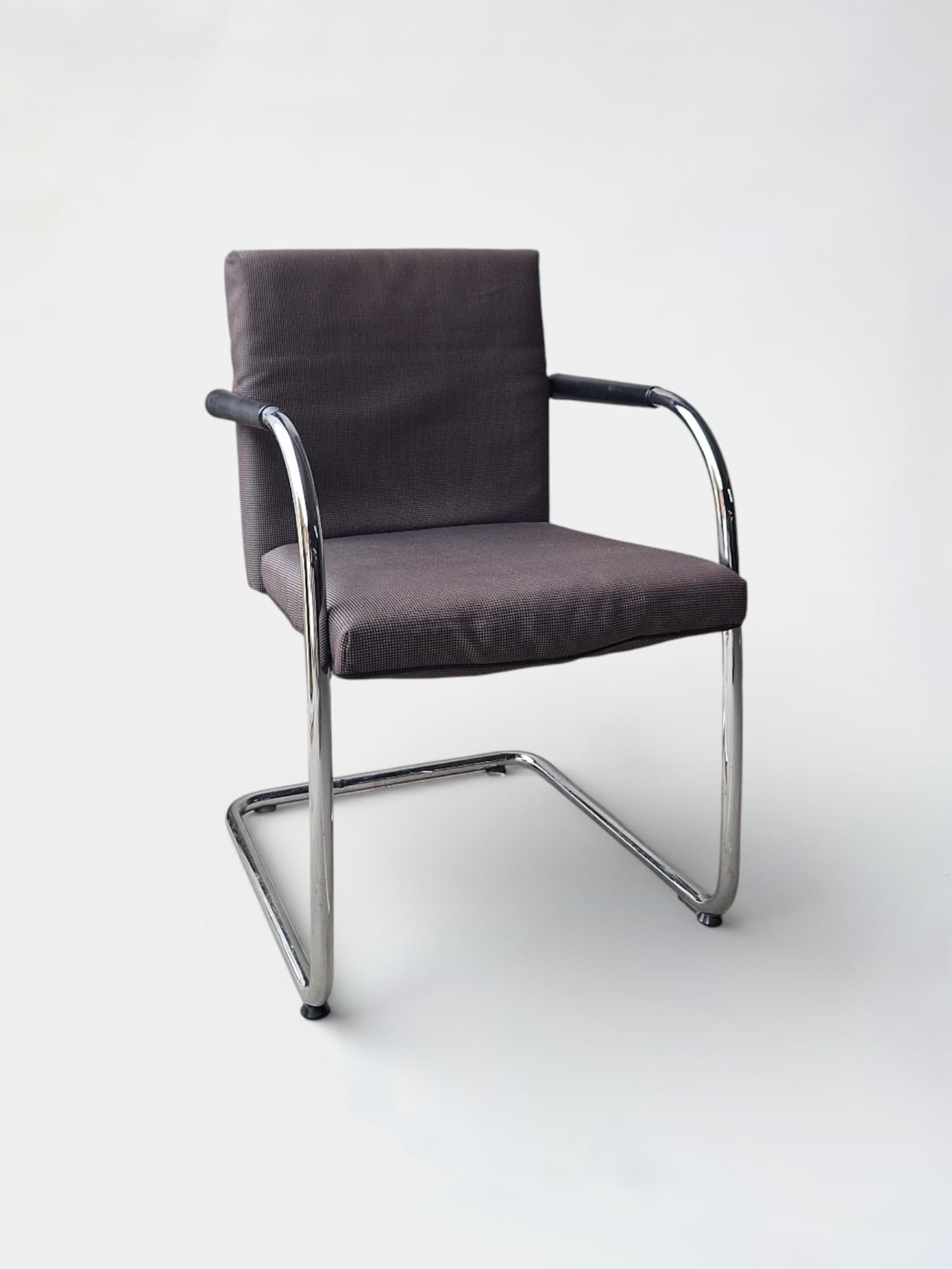 Vitra Visavis Chaise en tissu gris avec cadre chromé par Antonio Citterio