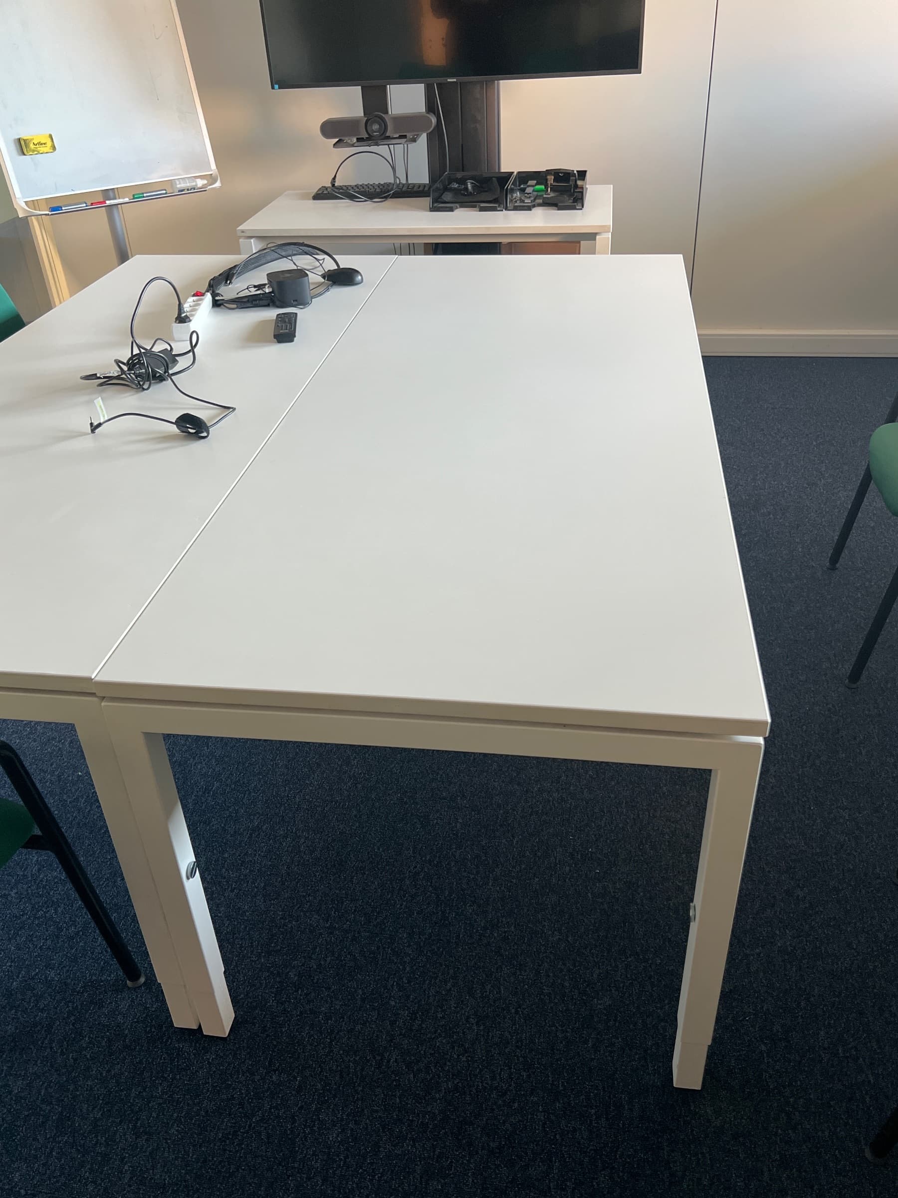 Witte metalen vergadertafel met een strak ontwerp