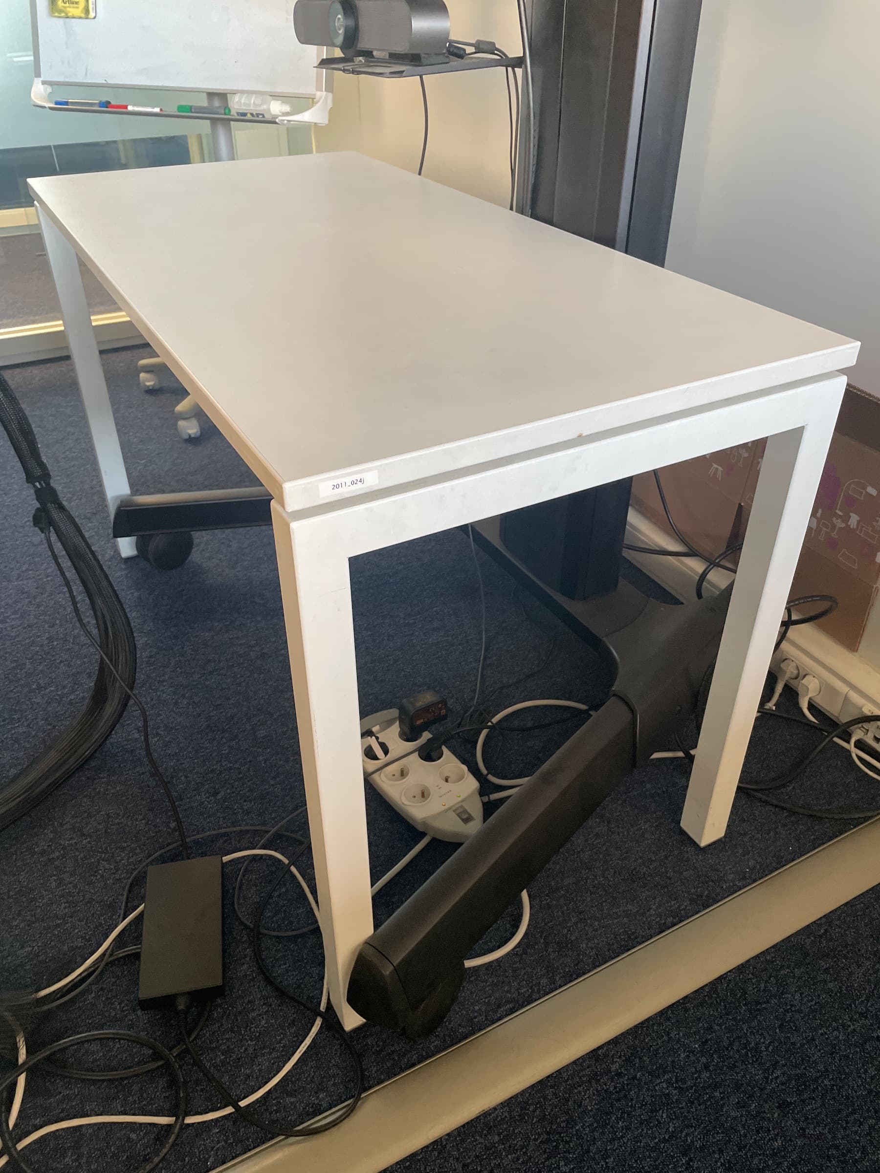 120cm White wooden desk with a minimalist design