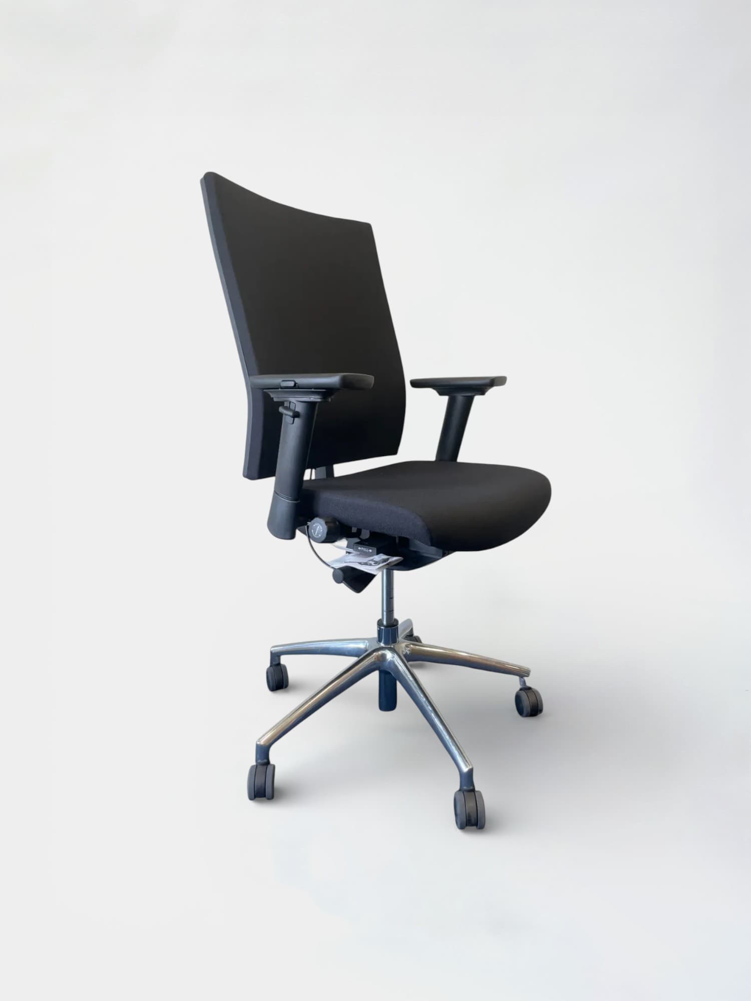 Chaise de bureau en tissu noir avec accoudoirs réglables et structure métallique élégante