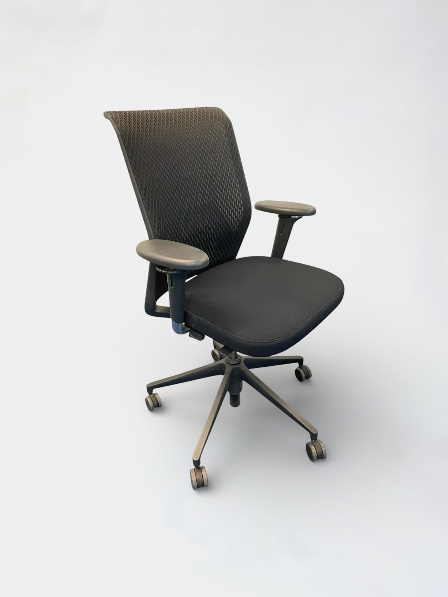 Chaise en treillis noir Vitra avec pieds noirs