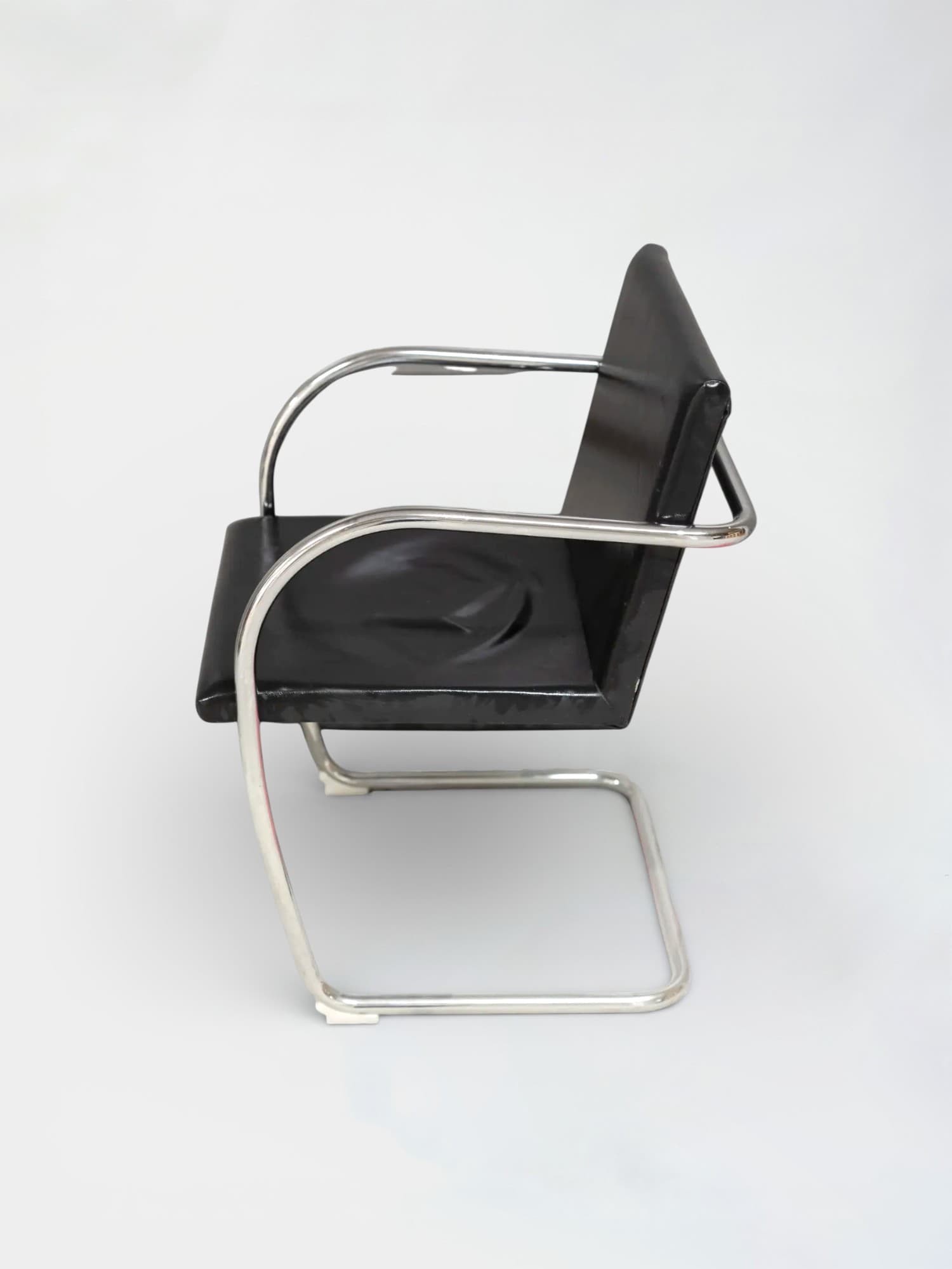 Knoll Brno replica Black leather chair with steel armrest and legs