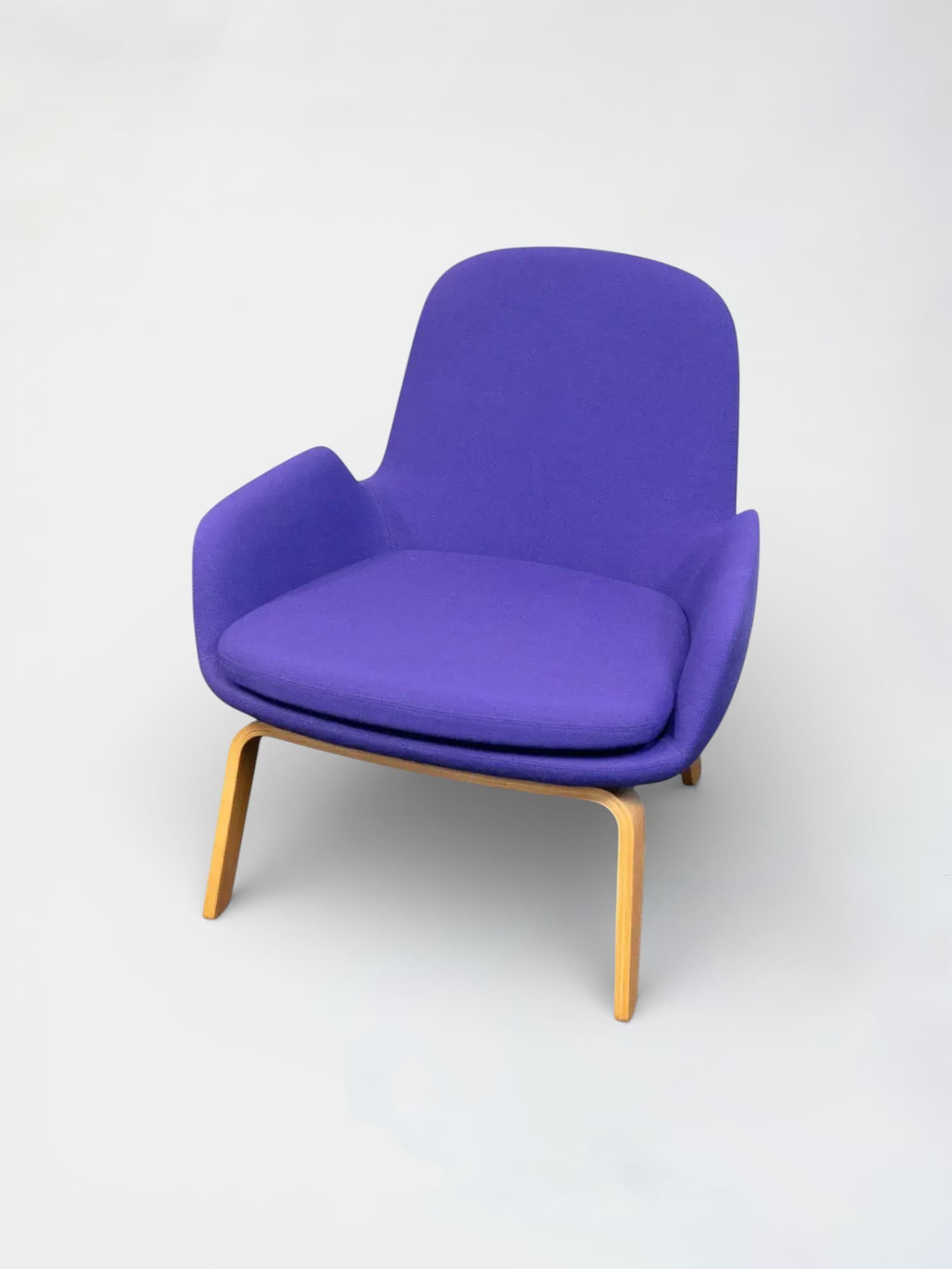 WORN : Fauteuil bas violet NORMANN Main Line sur pieds en chêne