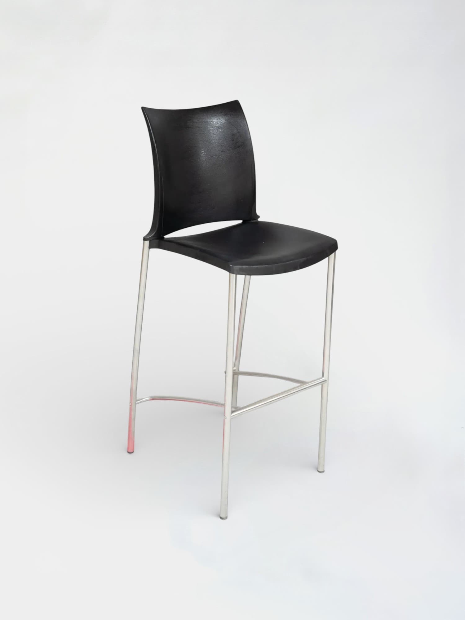 Kusch+Co Chaise haute noire, châssis et repose-pieds chromés