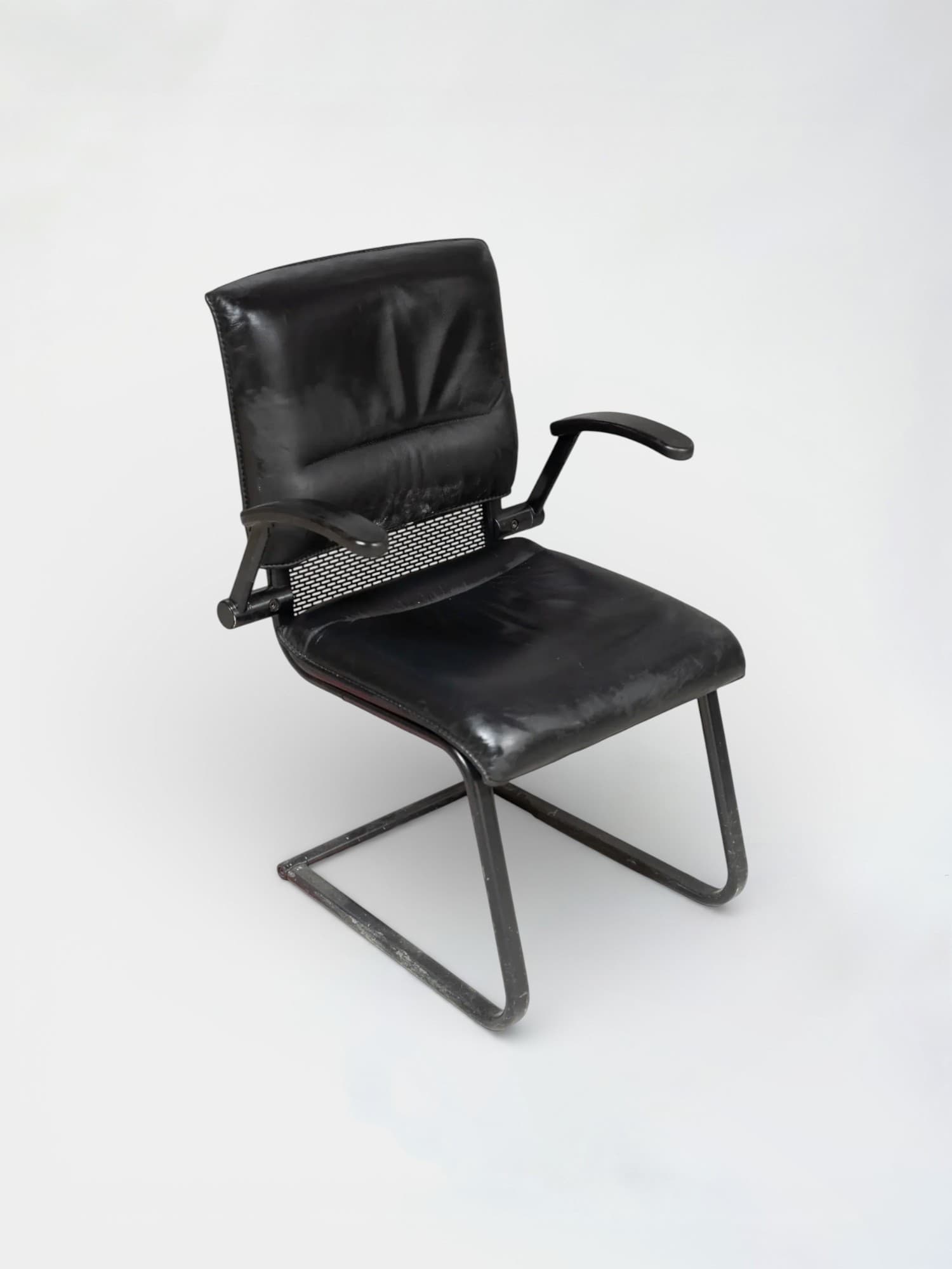 Zwart leren stoel op zwarte poten