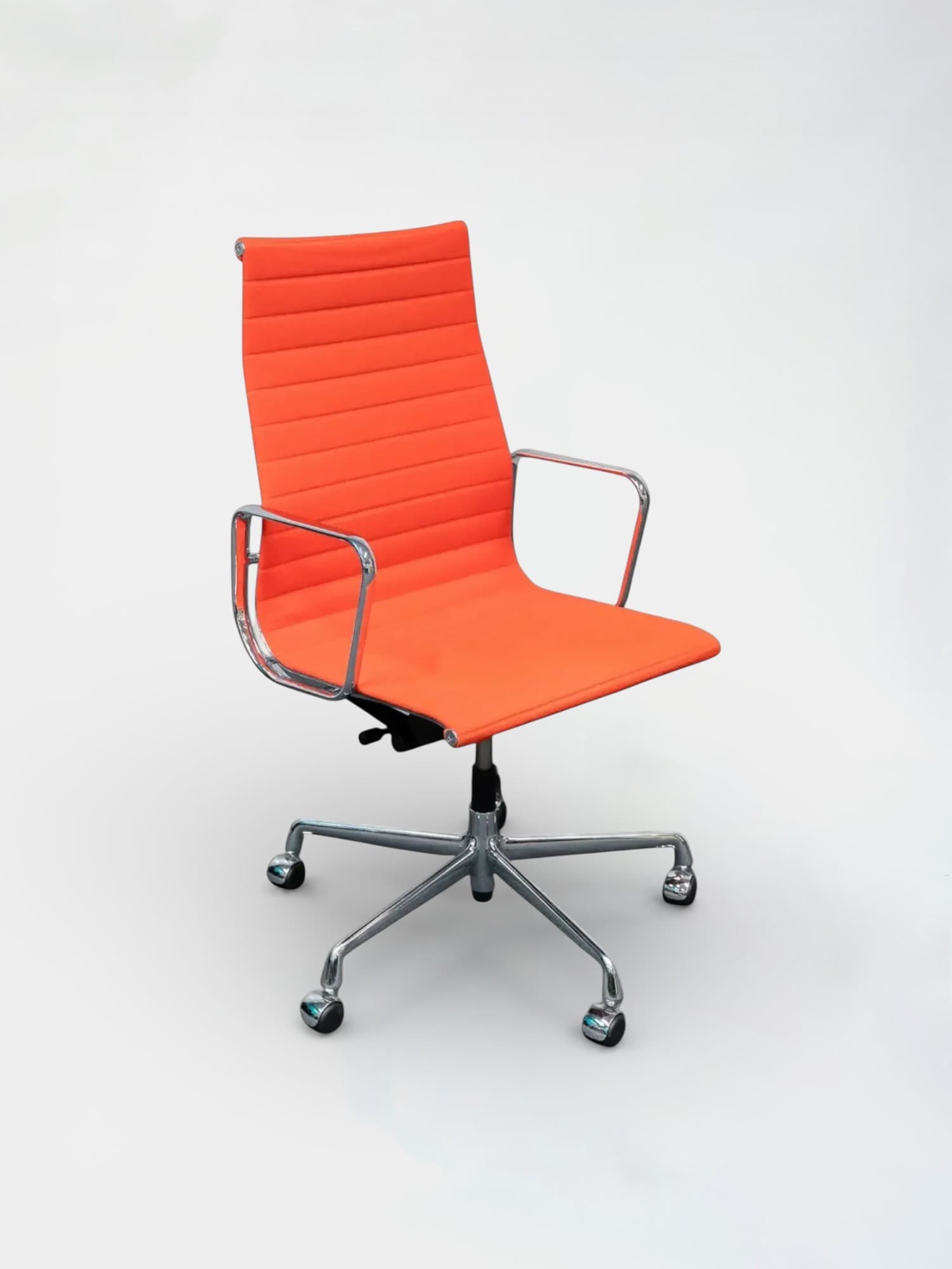 Vitra EA 119 oranje stoel op wielen