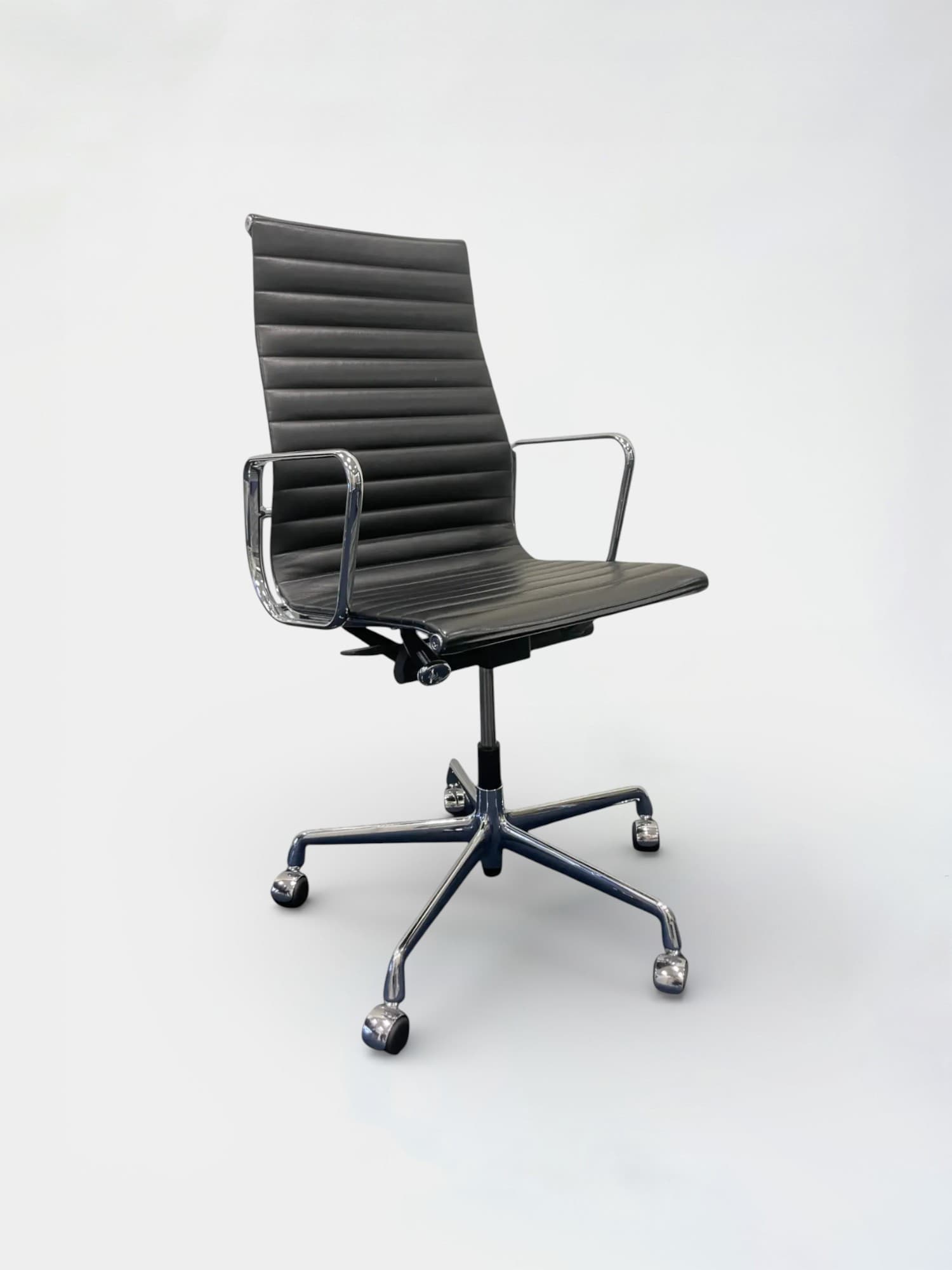 Vitra Eames leren stoel zwart EA119