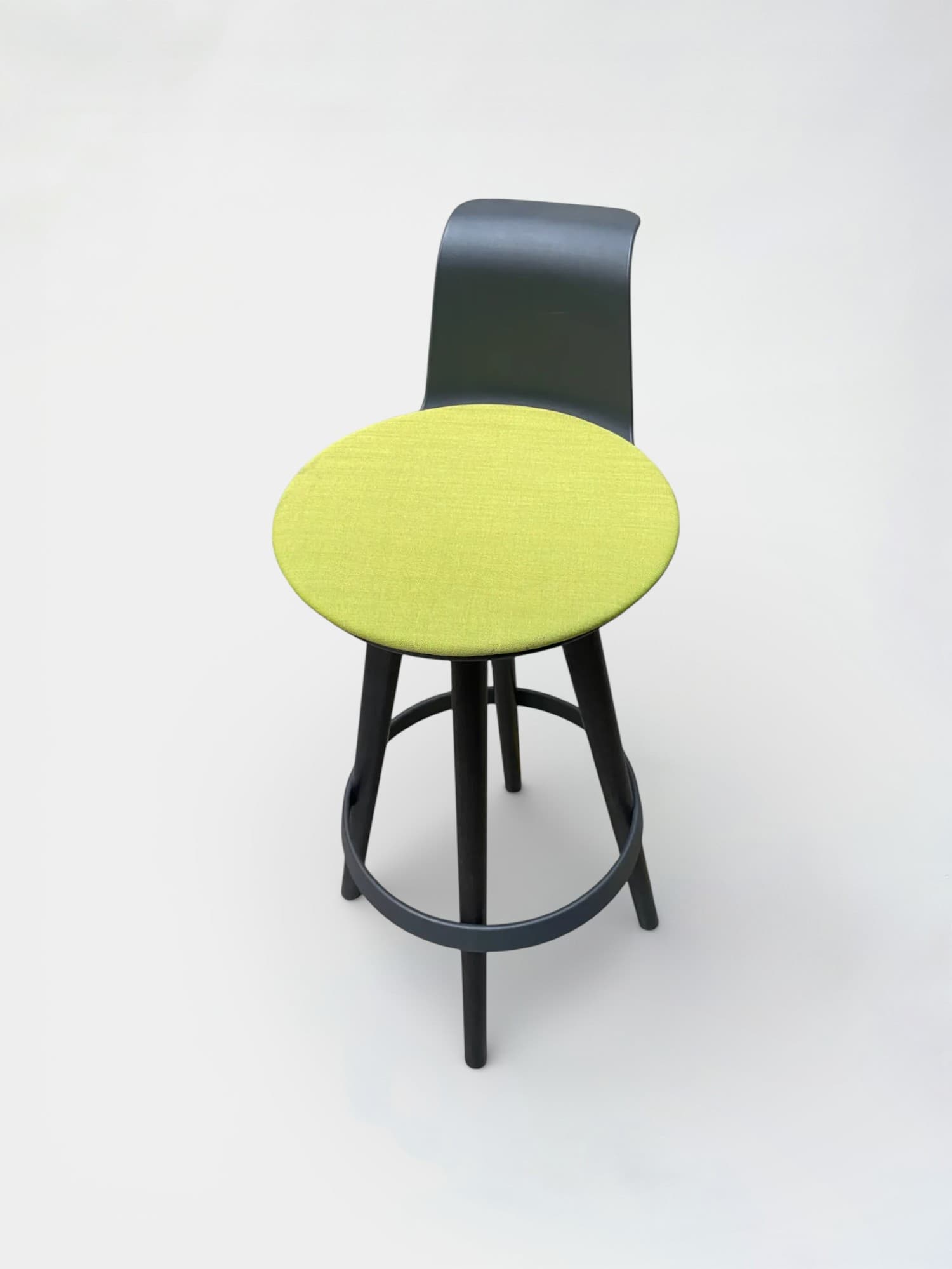 Chaise de bar vert clair Bene Timba sur pieds en bois foncé avec dossier en plastique anthracite