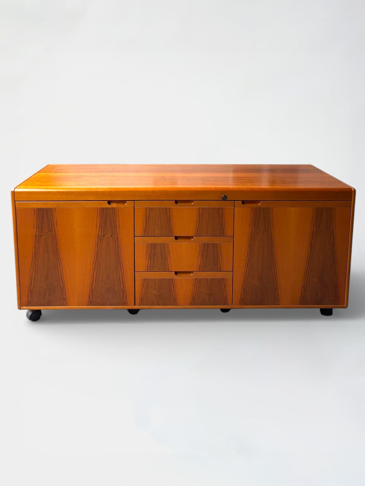 Buffet de rangement en bois brun noyer