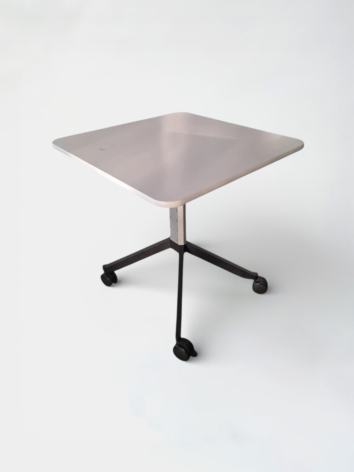 Table carrée blanche avec pieds noirs et hauteur réglable